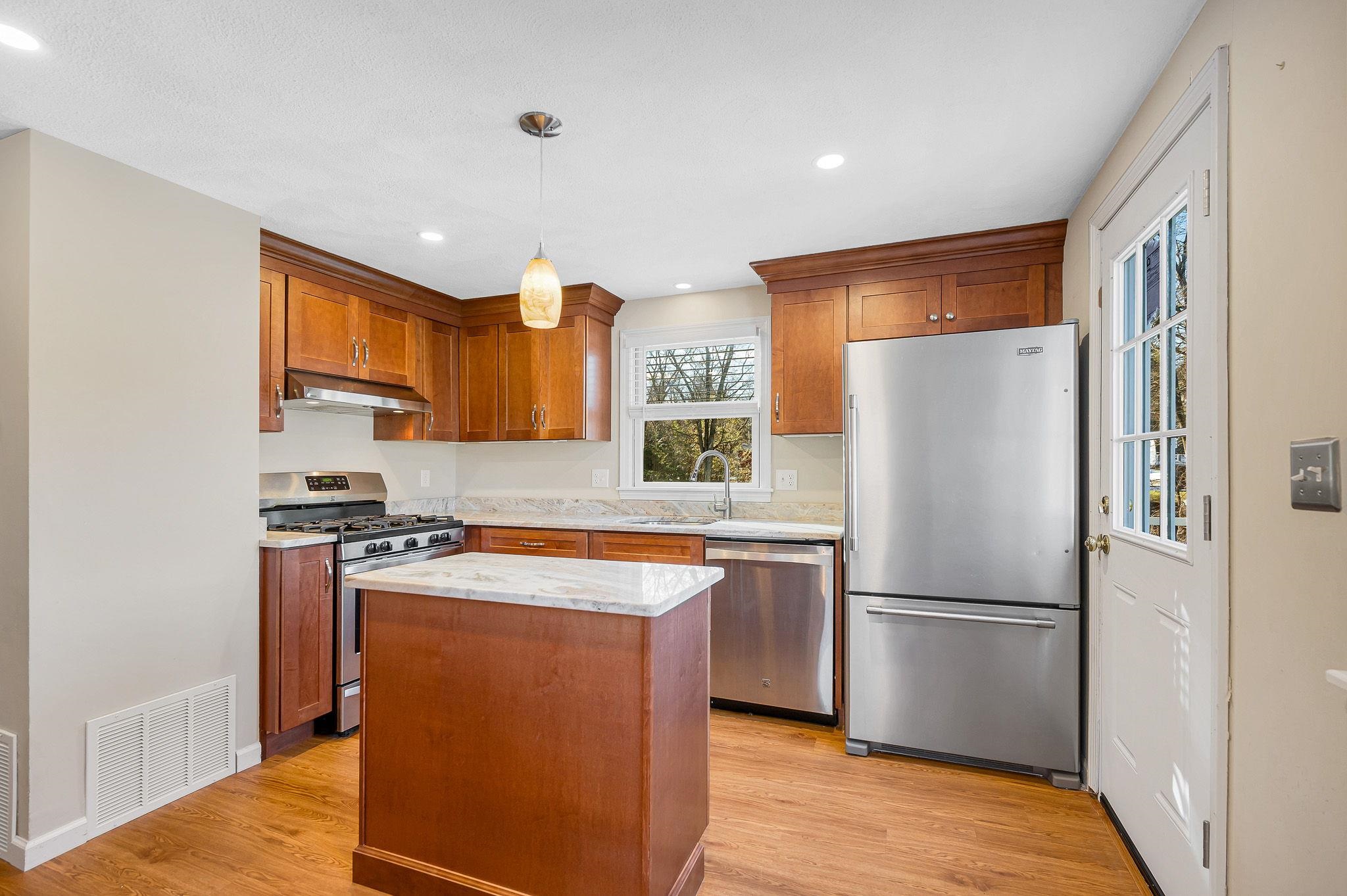 25 Robinhood Rd, Nashua, NH 03062