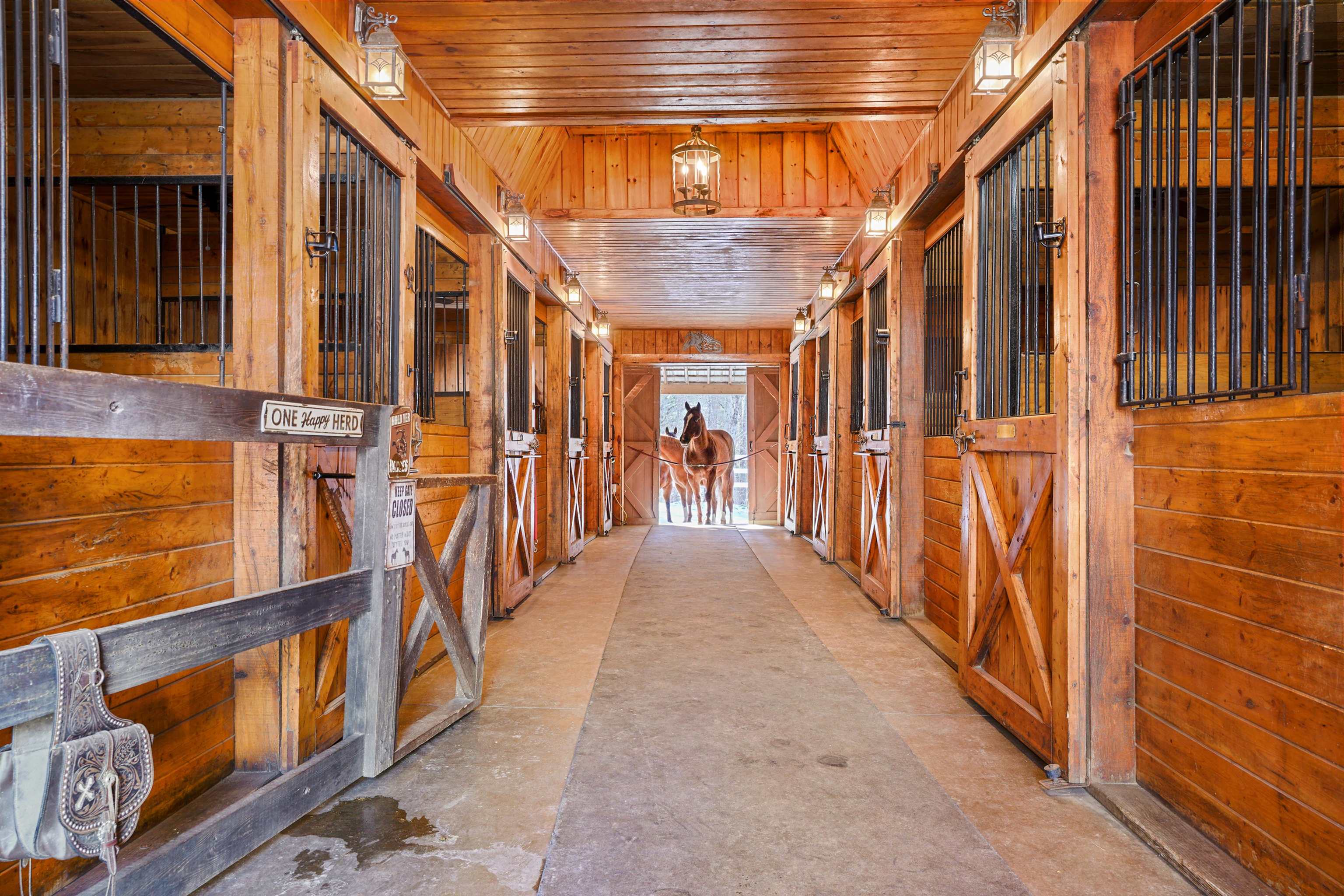 417 Candia Rd, Chester, NH 03036