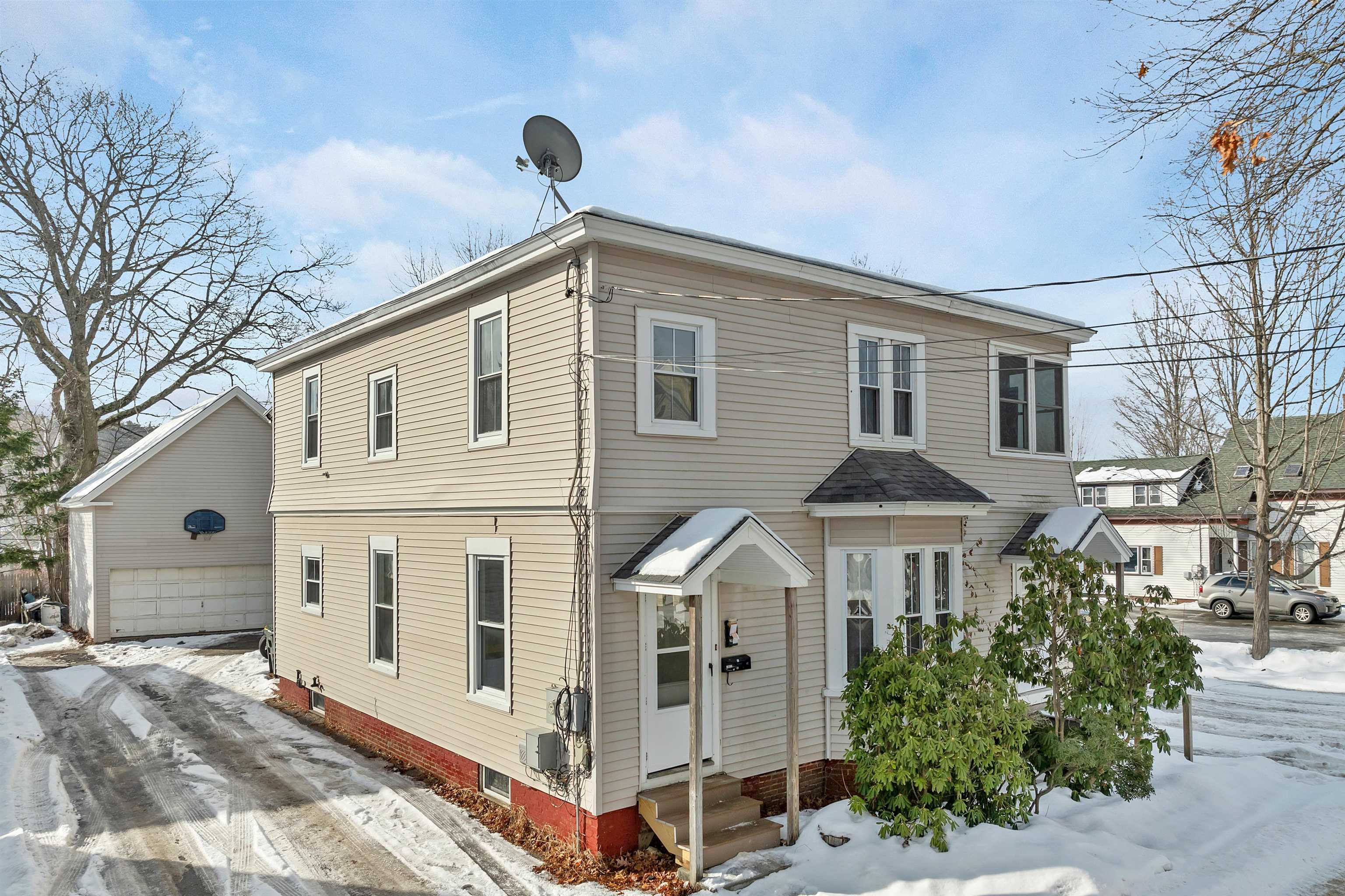47 Pearl St, Laconia, NH 03246