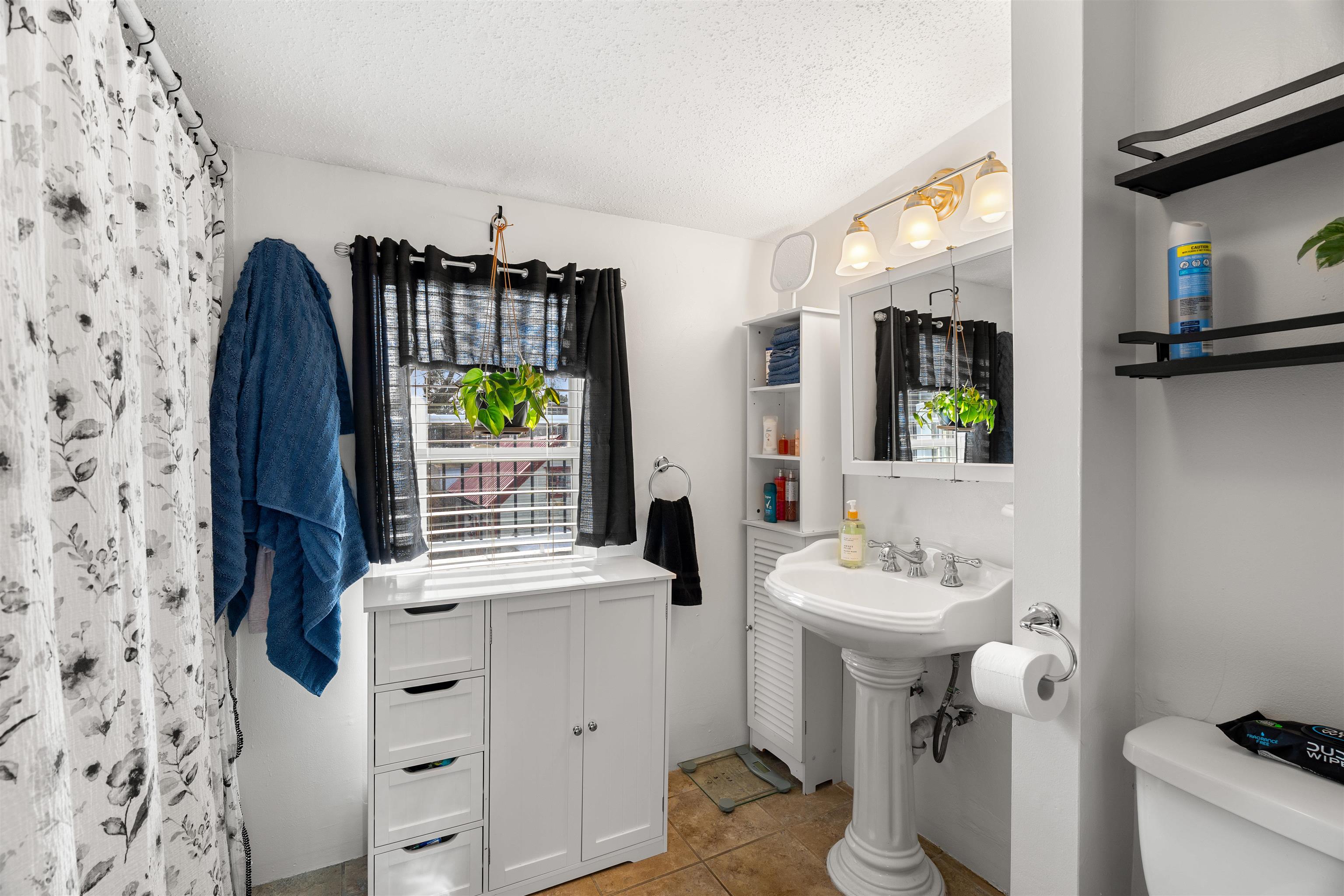 374 Bartlett St, Manchester, NH 03102