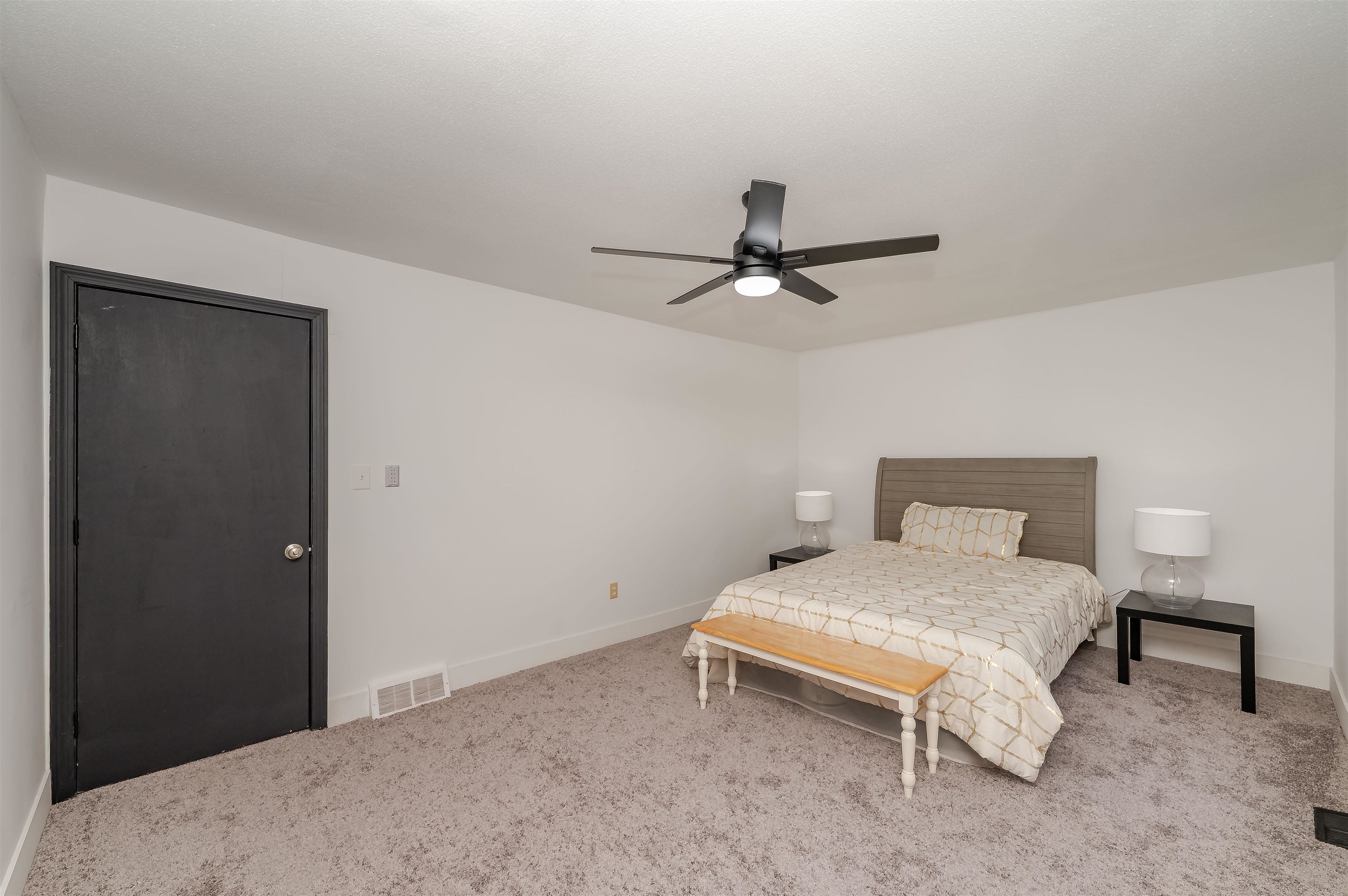 145 Canterbury Ln, Londonderry, NH 03053