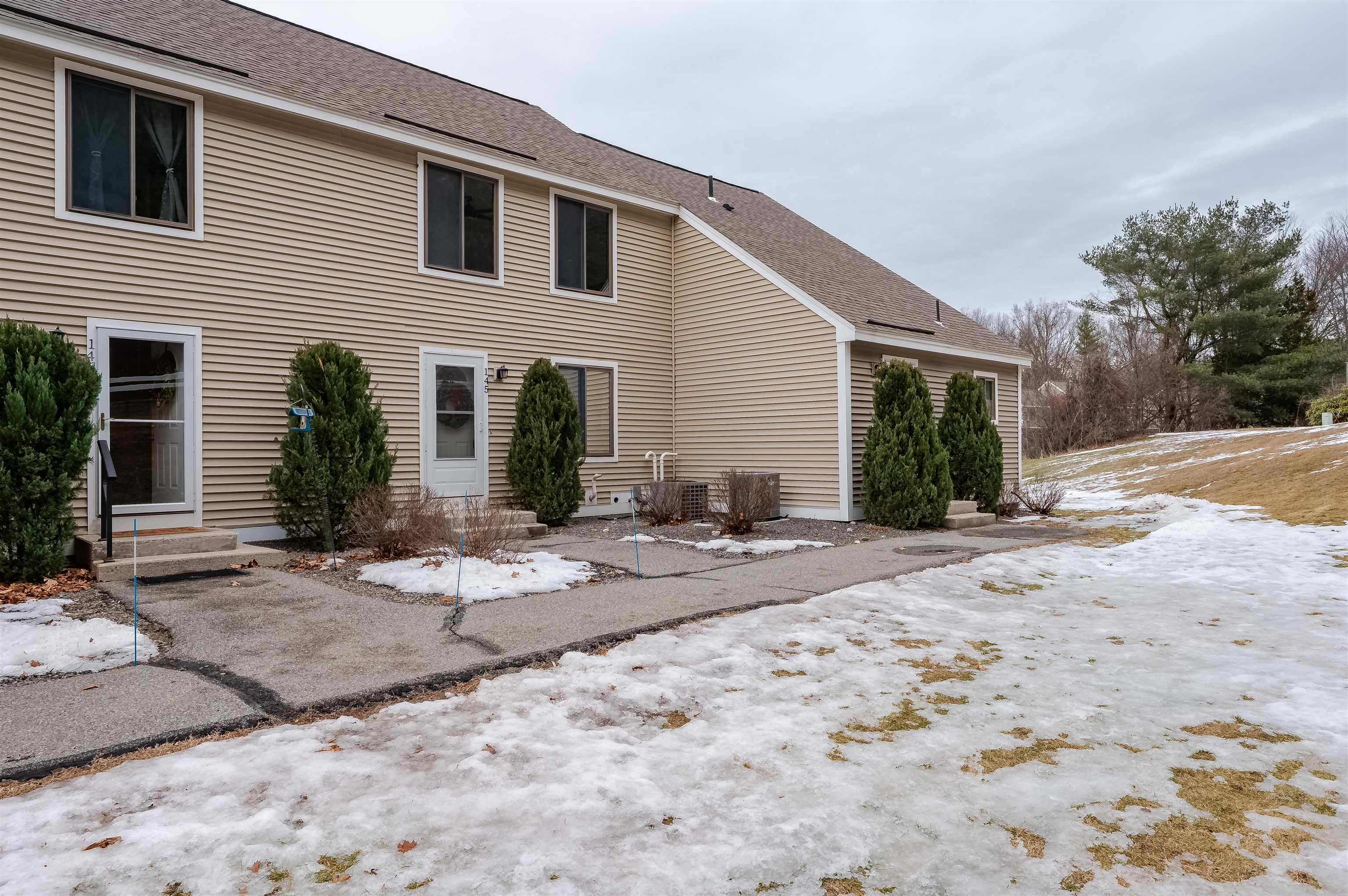 145 Canterbury Ln, Londonderry, NH 03053