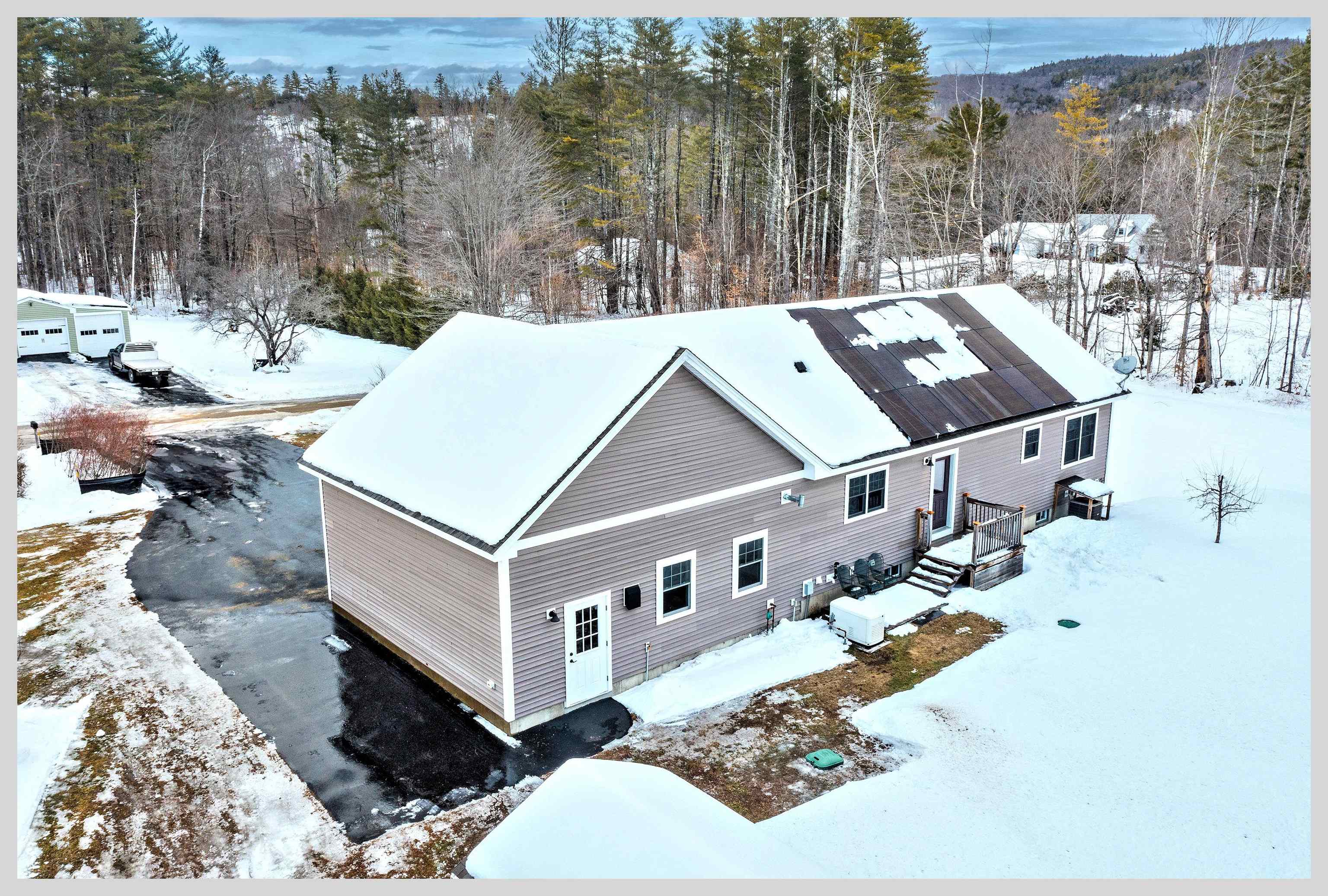 8 Country Ln, Hebron, NH 03241