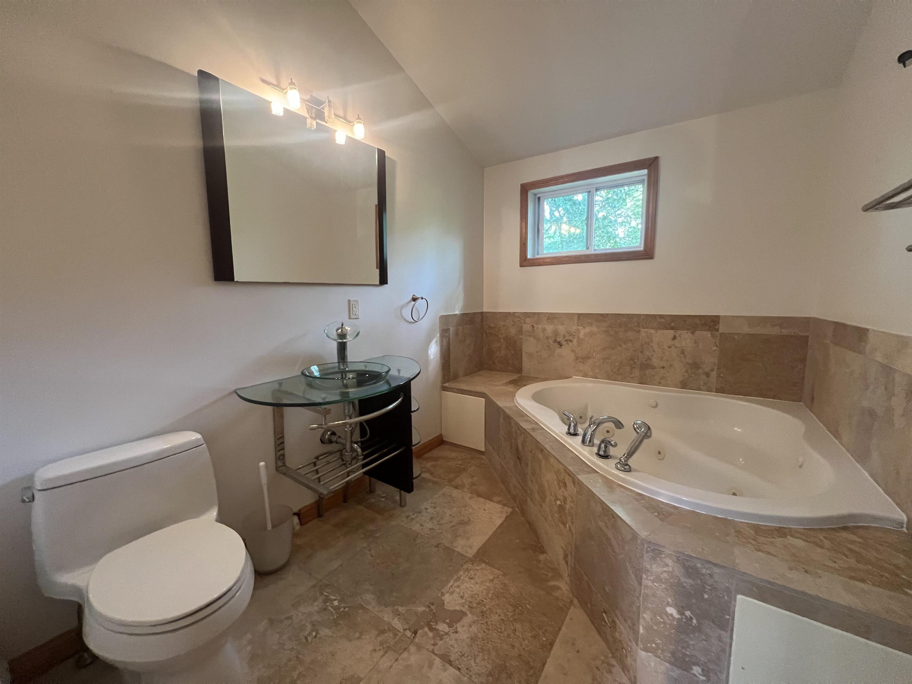 12 Cornwall Pl, Farmington, NH 03835