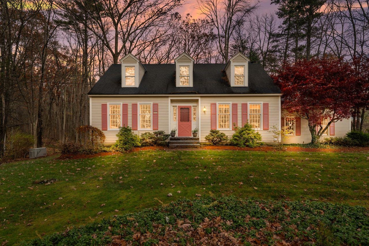 26 Meadowcrest Dr, Bedford, NH 03110