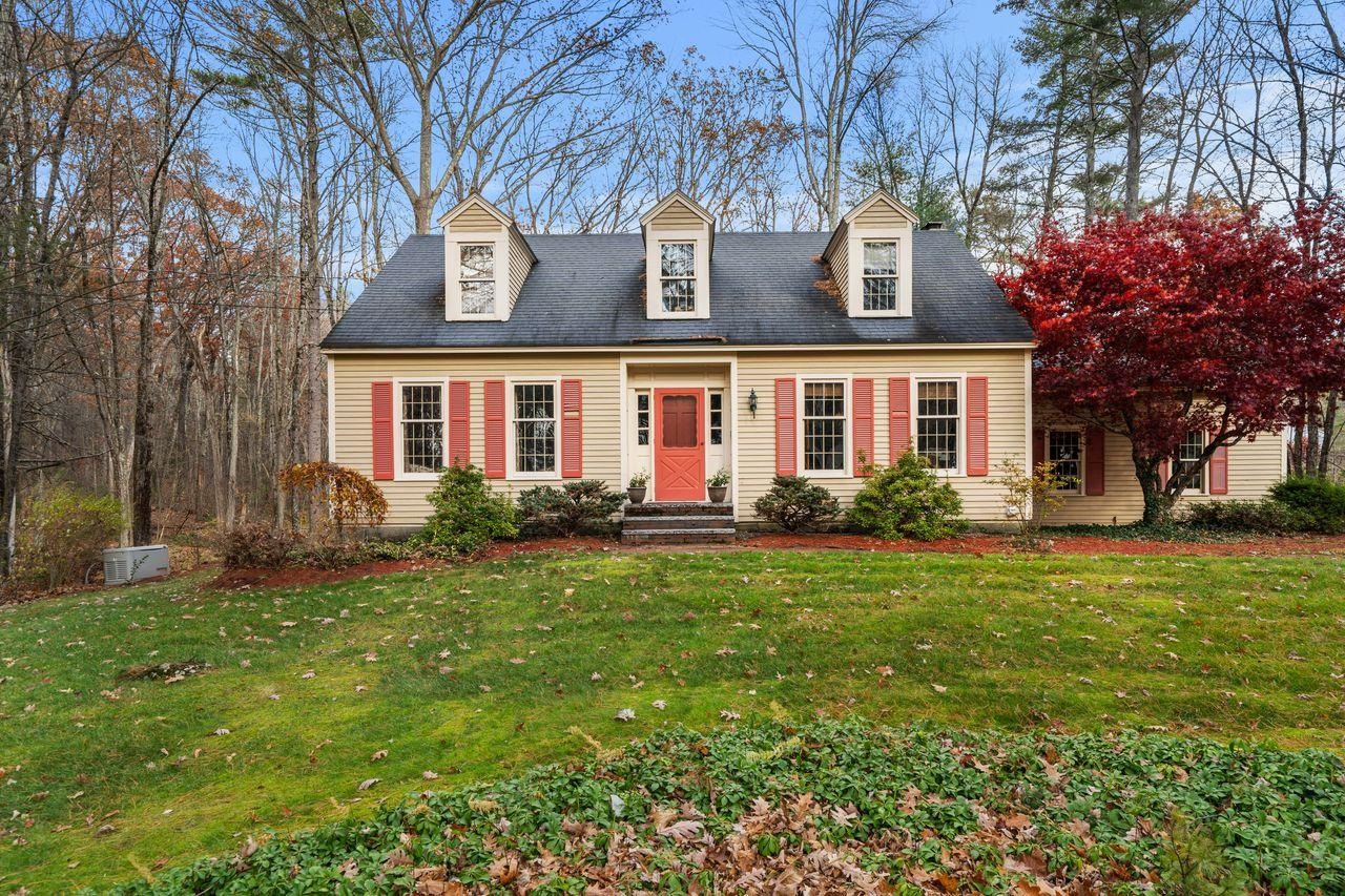 26 Meadowcrest Dr, Bedford, NH 03110