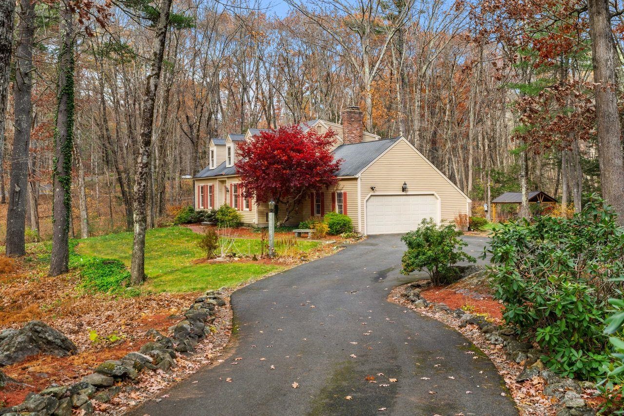 26 Meadowcrest Dr, Bedford, NH 03110