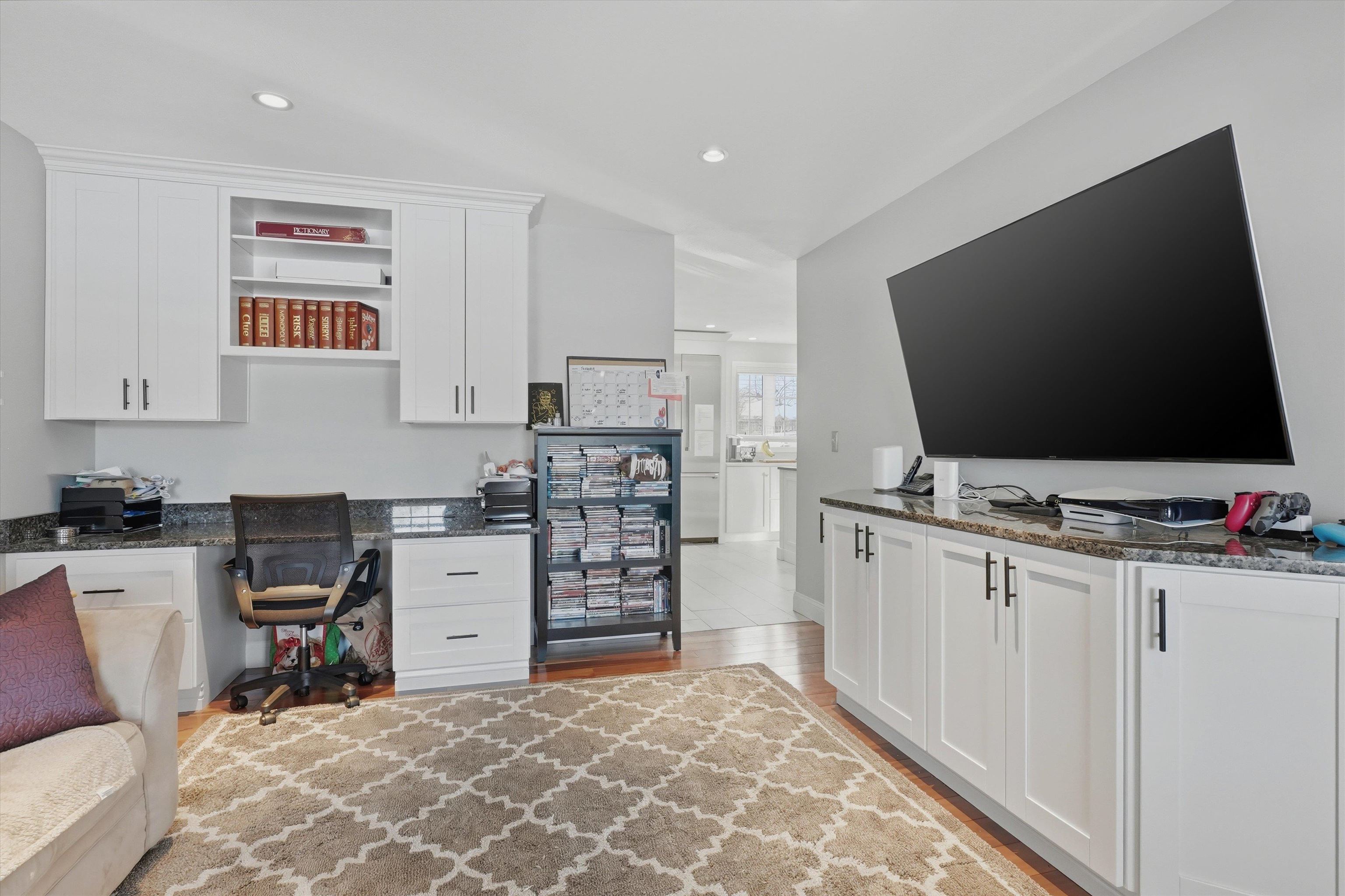 14 Premier Dr, Londonderry, NH 03053