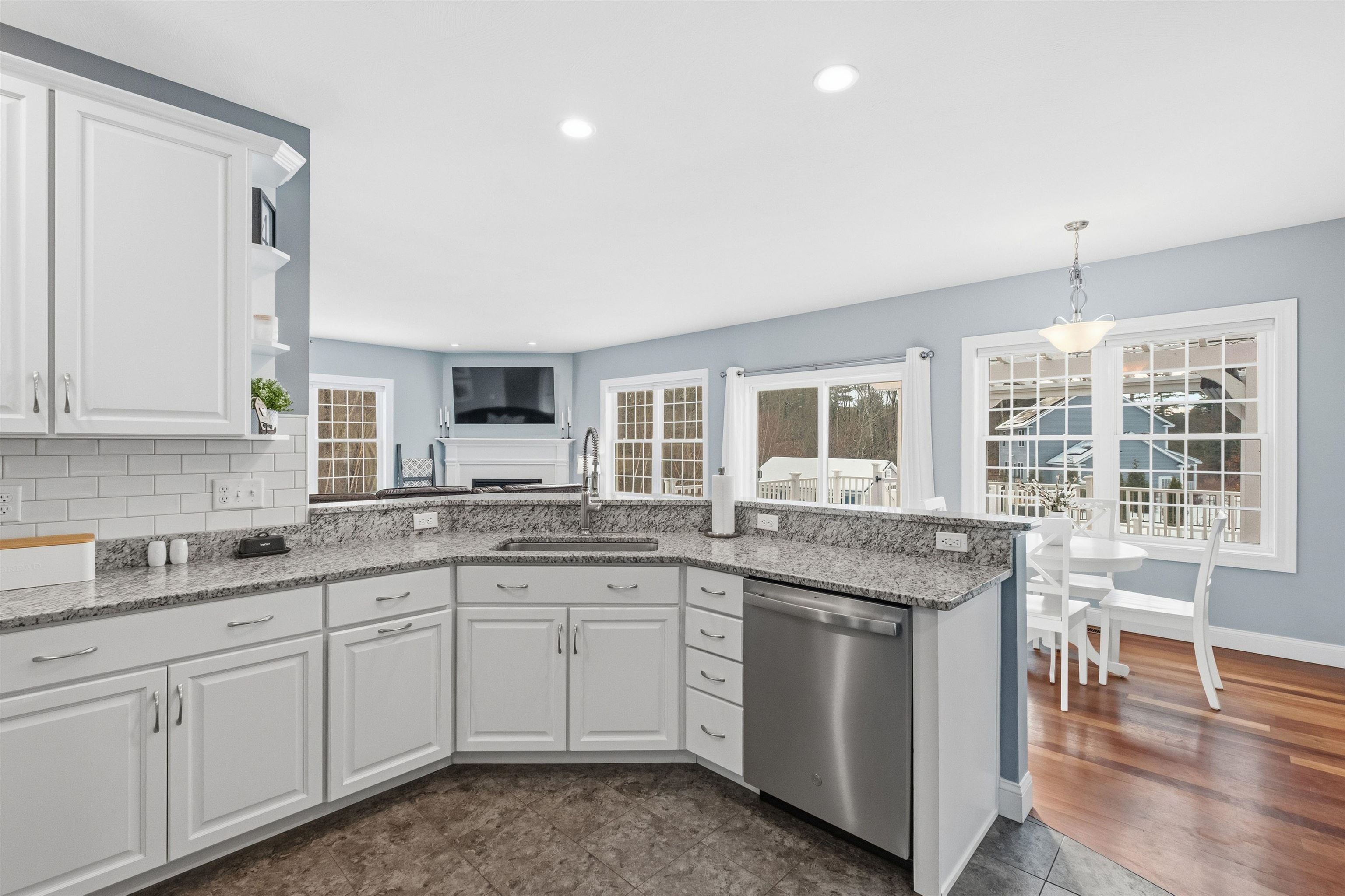 37 Manter Mill Rd, Londonderry, NH 03053