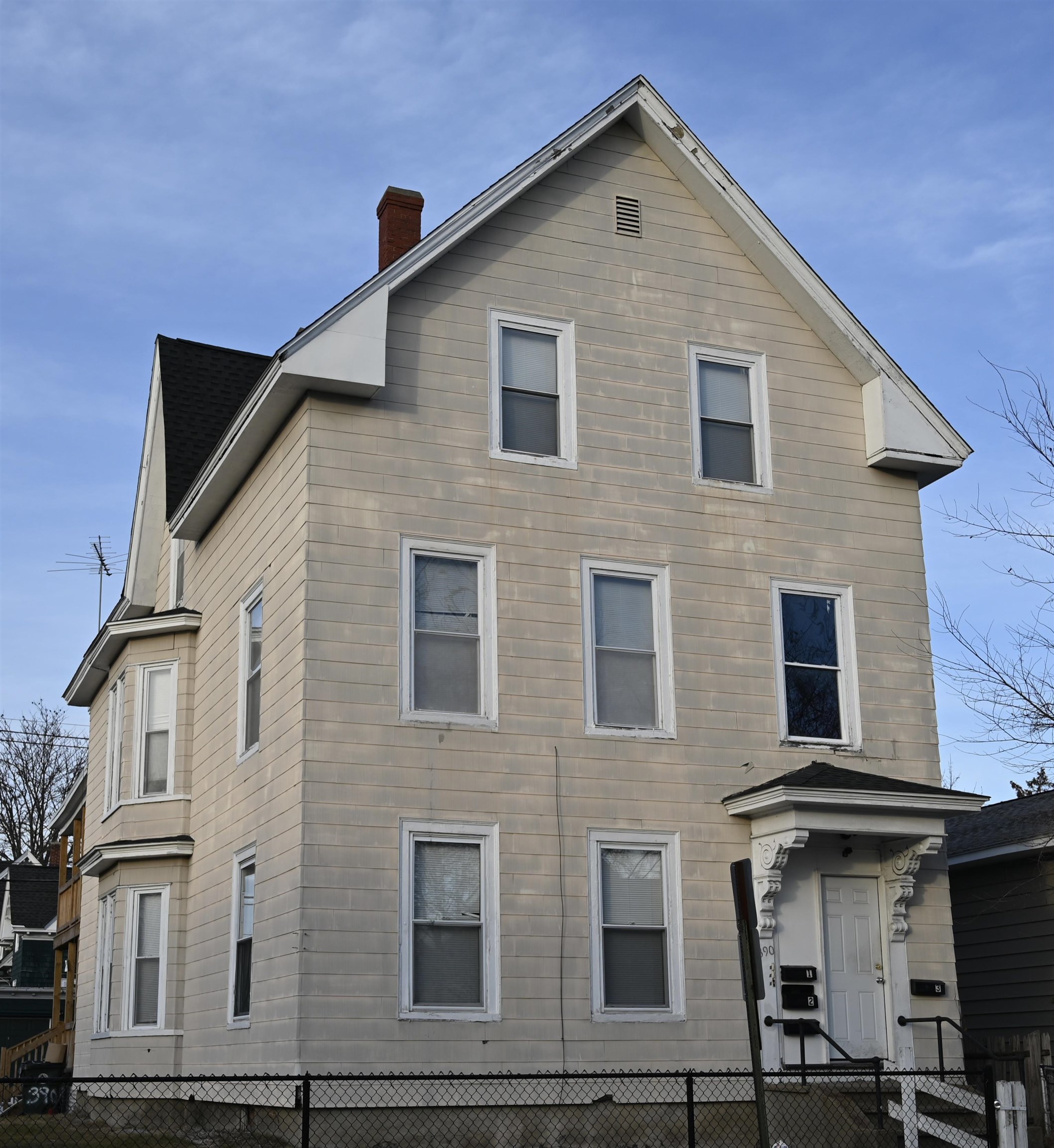 390 Cedar St, Manchester, NH 03103