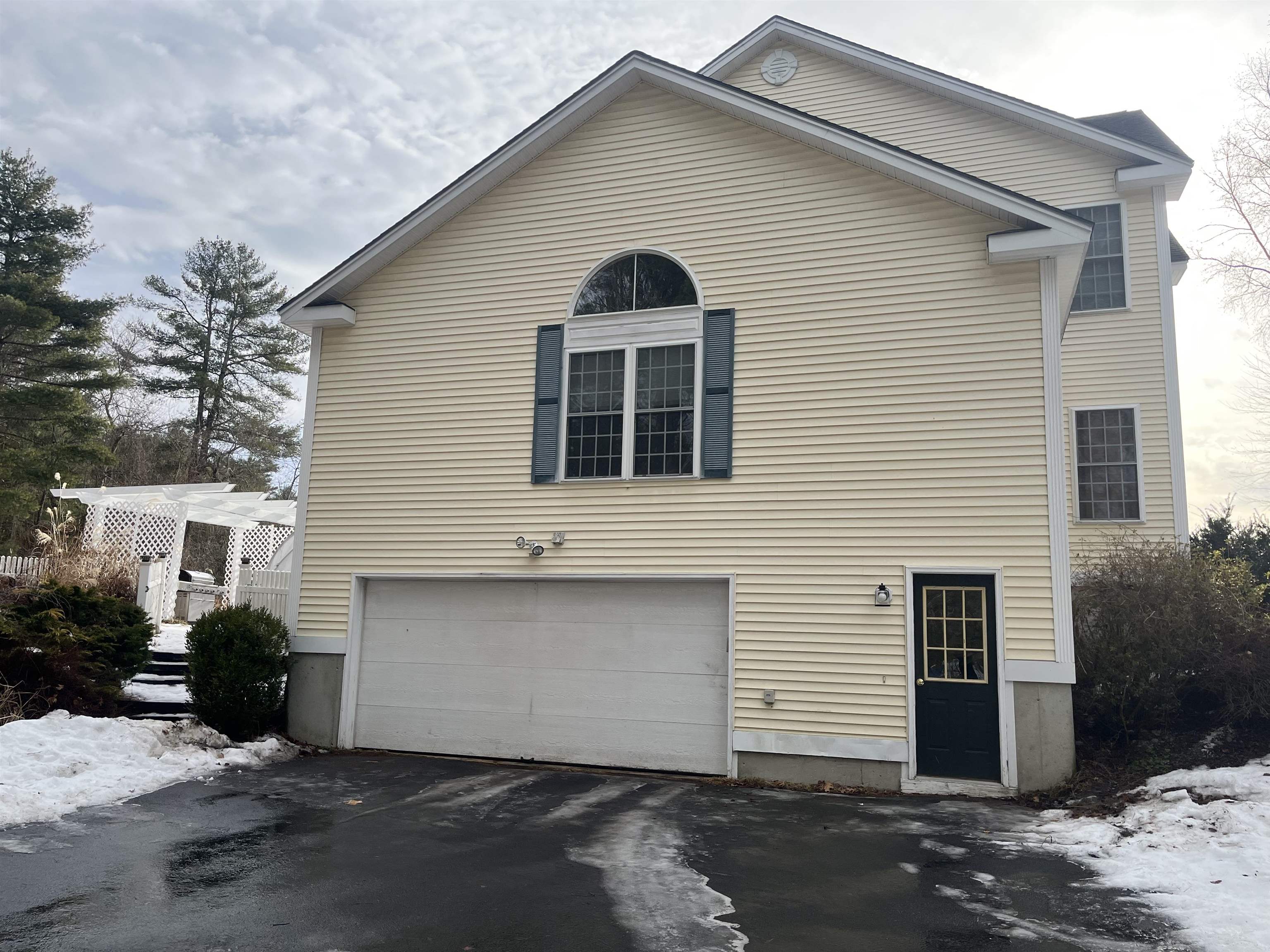 10 Checkerberry Ln, Londonderry, NH 03053