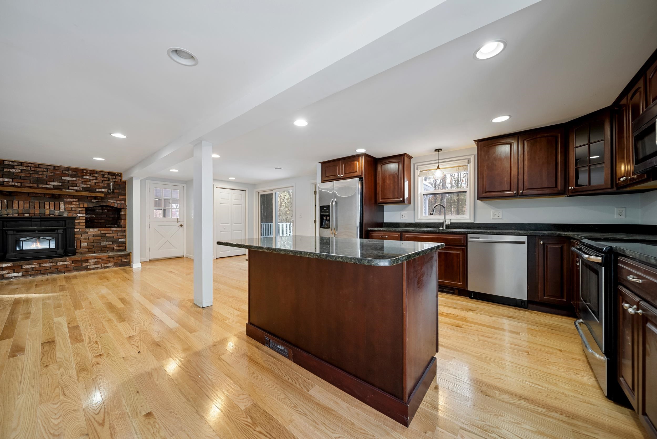 12 Poplar St, Manchester, NH 03104