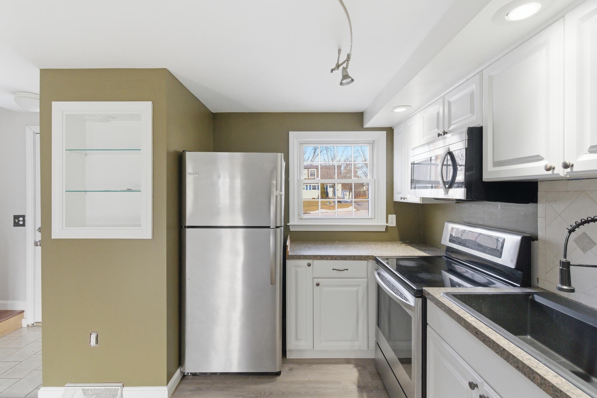 25 Kern Dr, Nashua, NH 03060