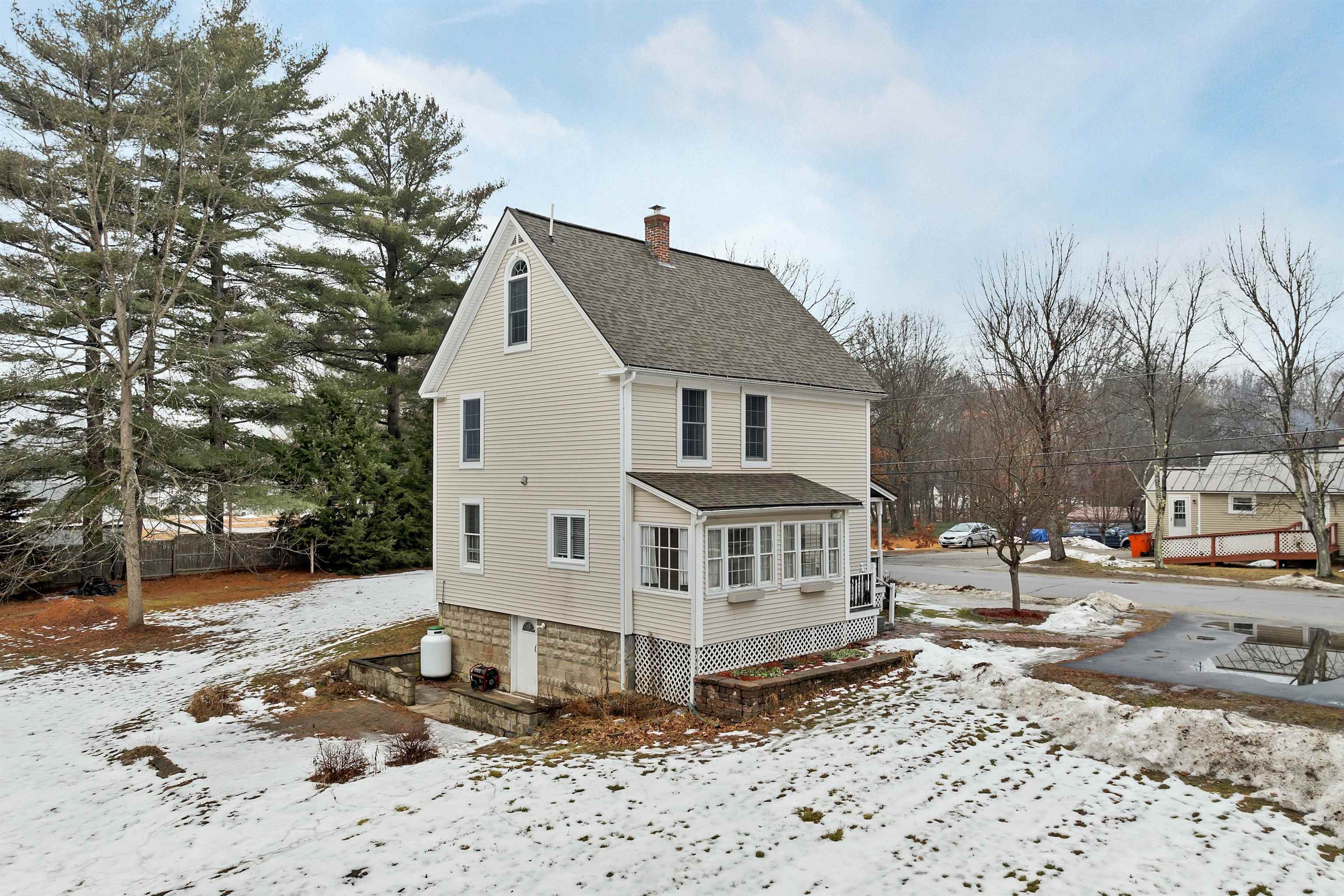 27 River Rd, Allenstown, NH 03275