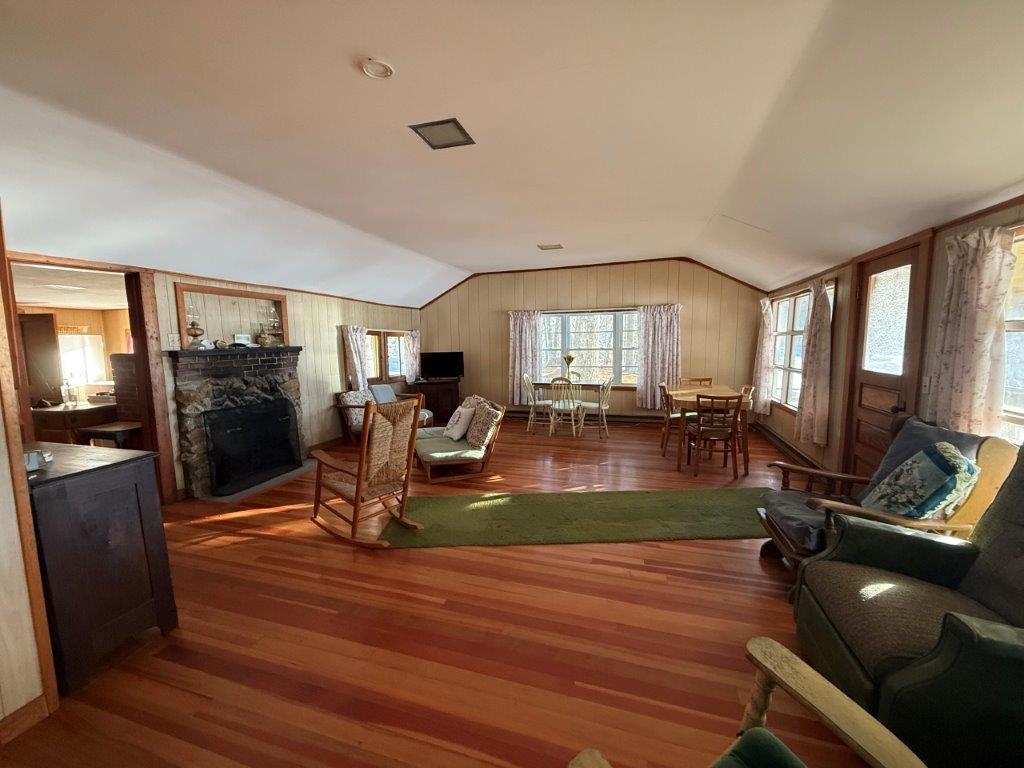 Family Room 24617811