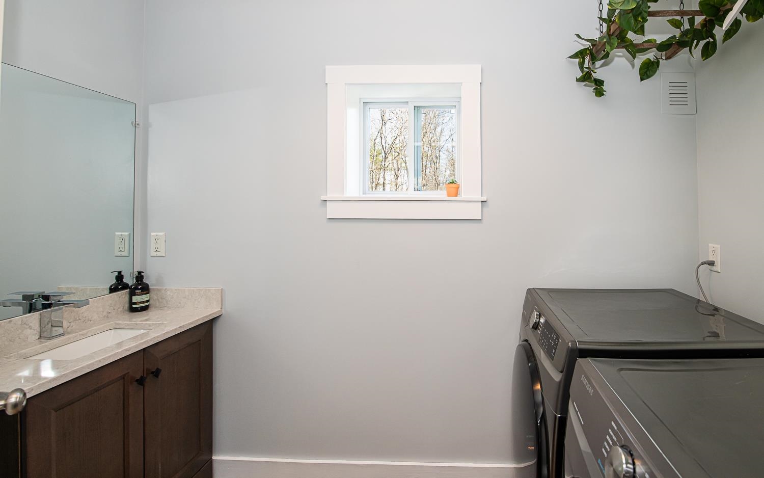 121 Hampstead Rd, Sandown, NH 03873