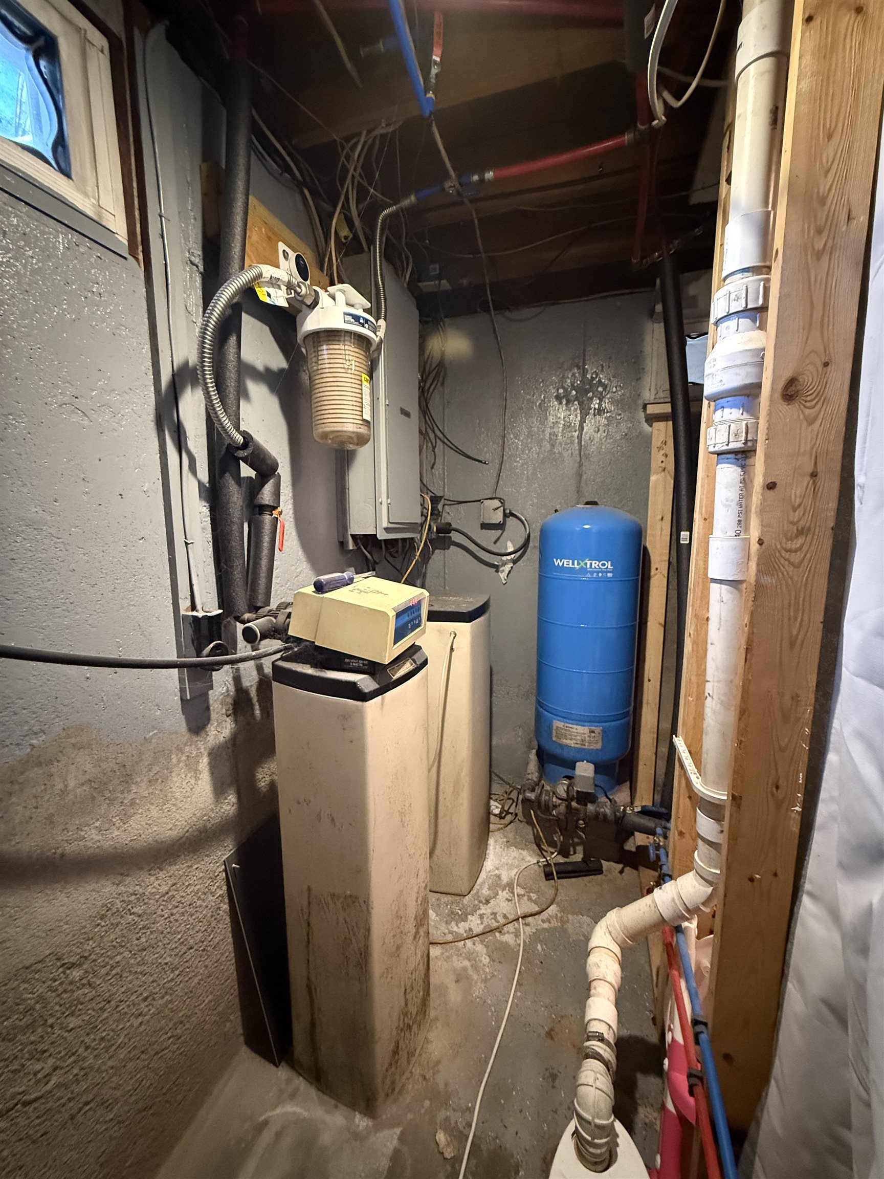 24 Mountain Rd, Raymond, NH 03077