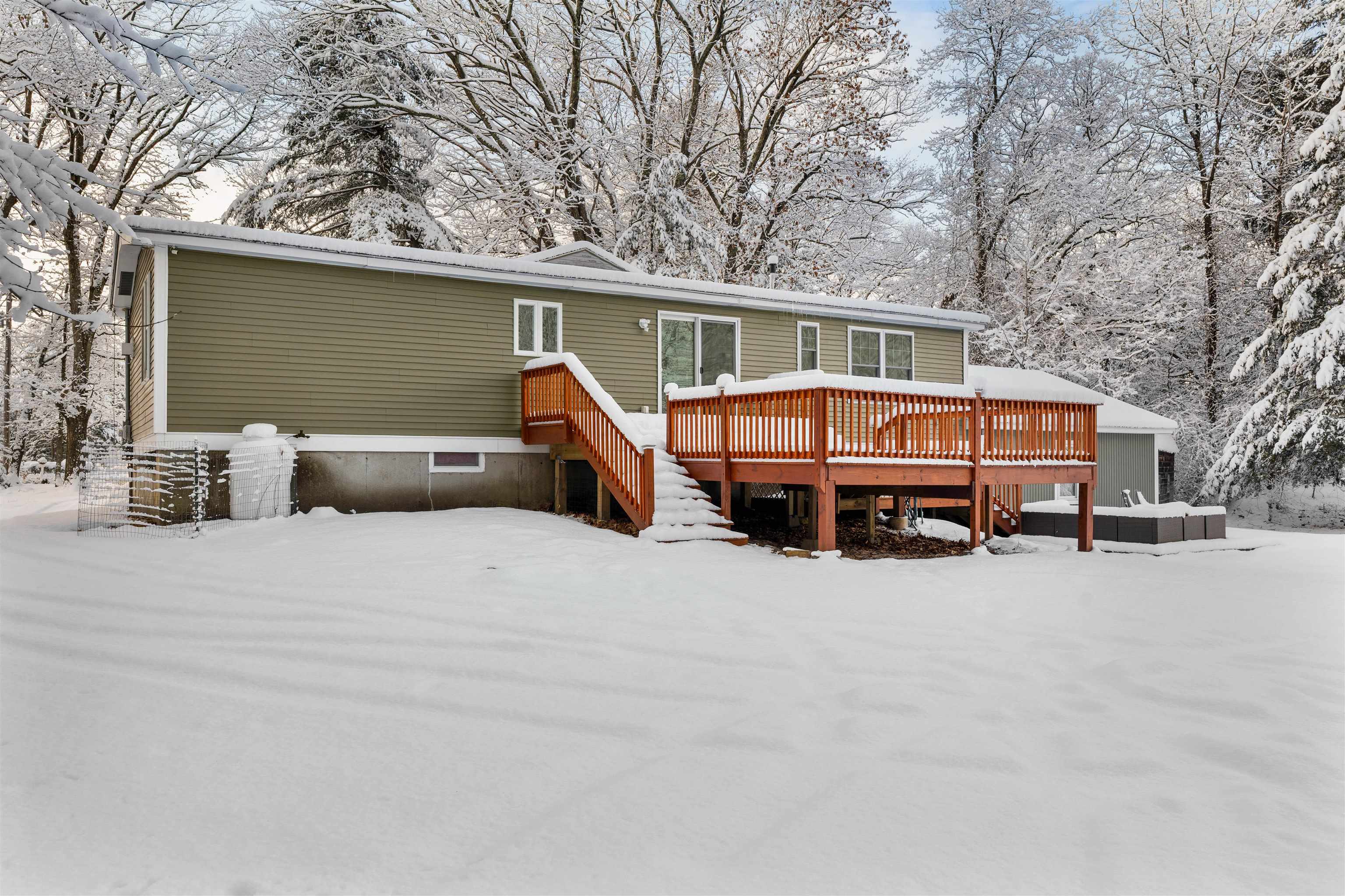 18 Meadow Dr, Hudson, NH 03051
