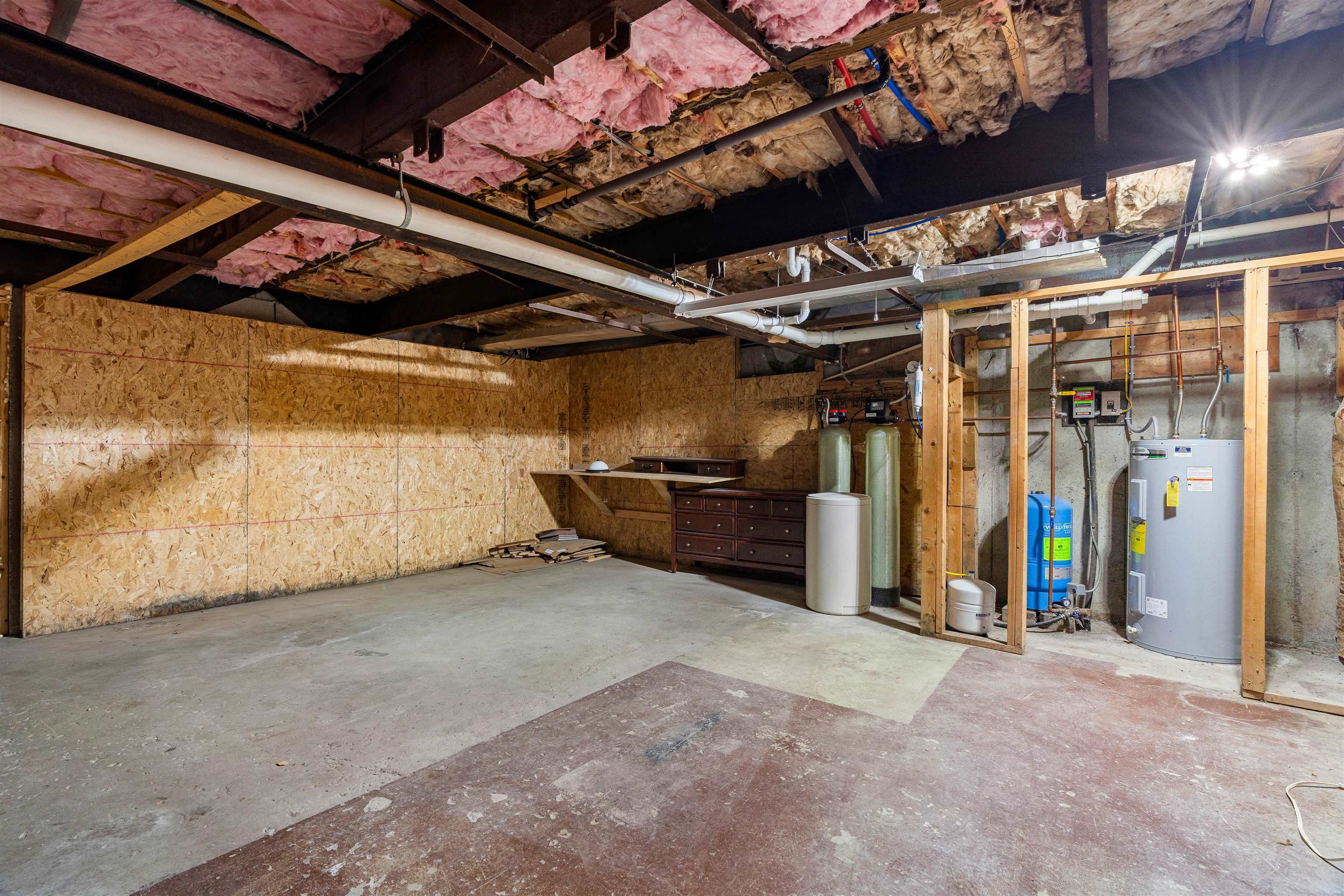 18 Meadow Dr, Hudson, NH 03051