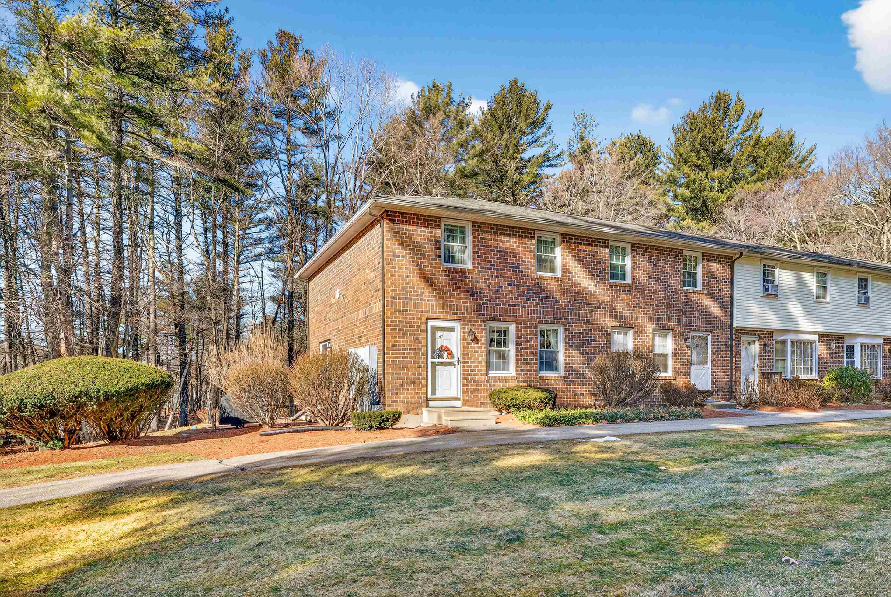 47 Oakridge Dr, Londonderry, NH 03053
