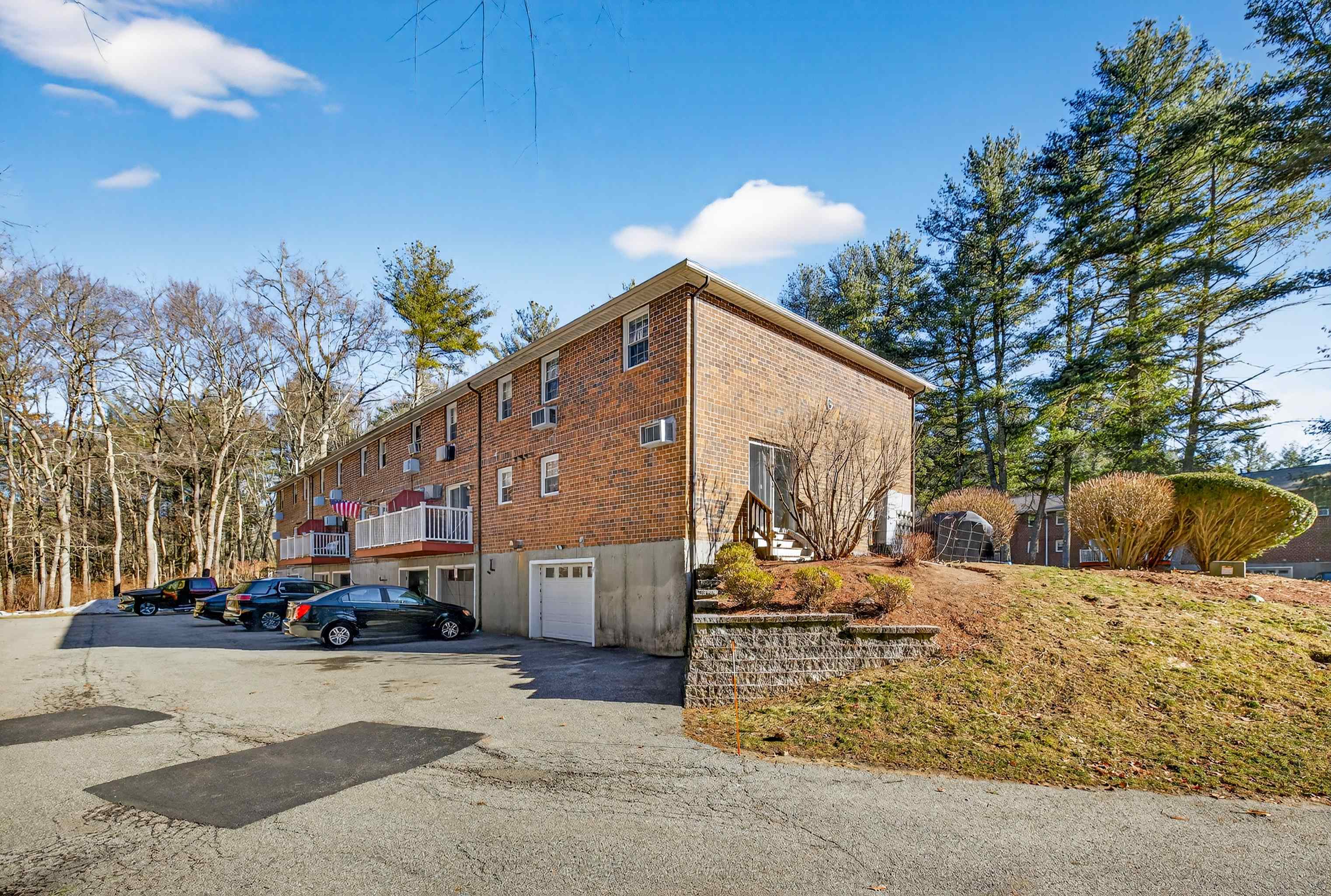 47 Oakridge Dr, Londonderry, NH 03053