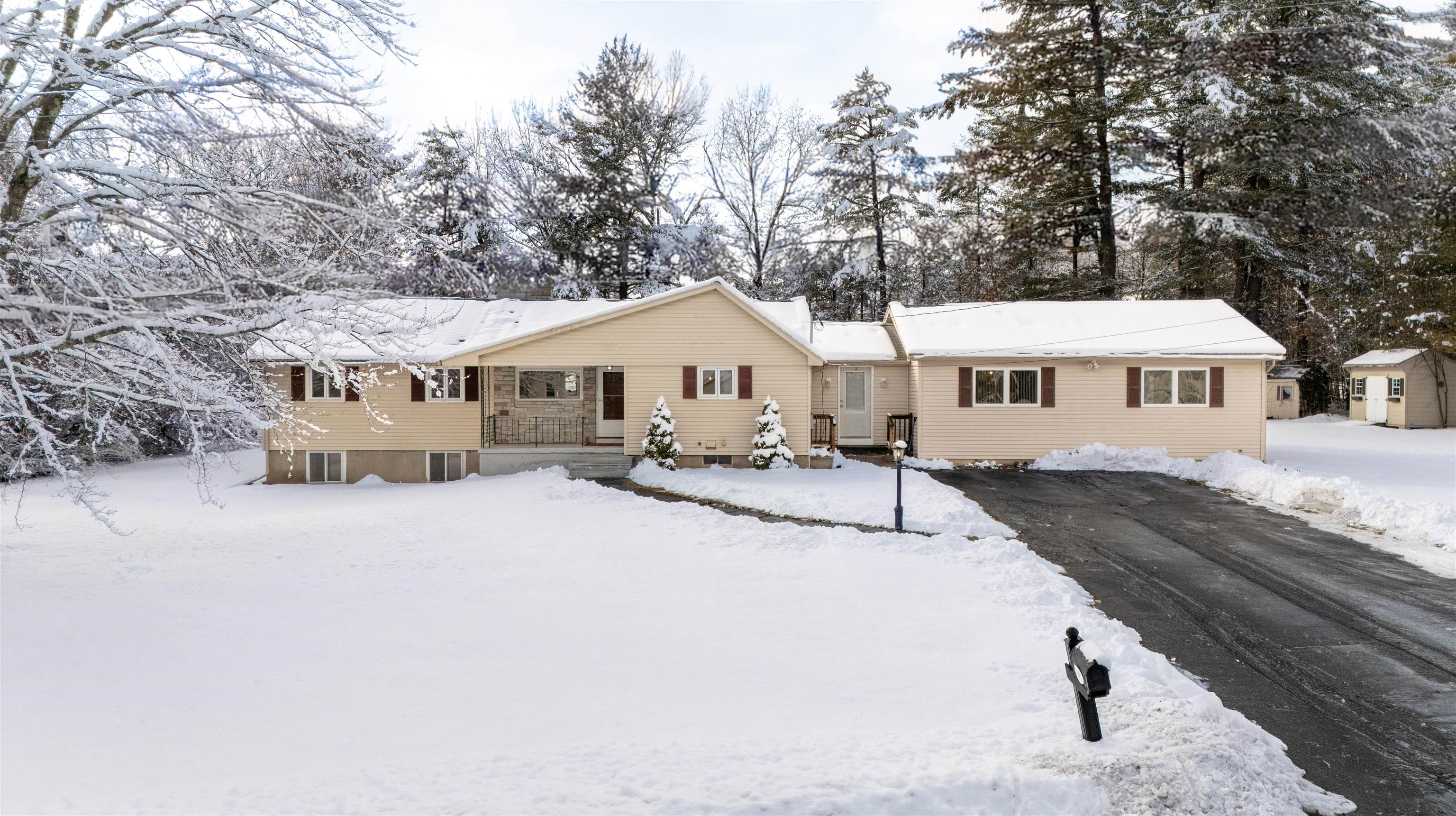 3 Woodbury Dr, Nashua, NH 03062