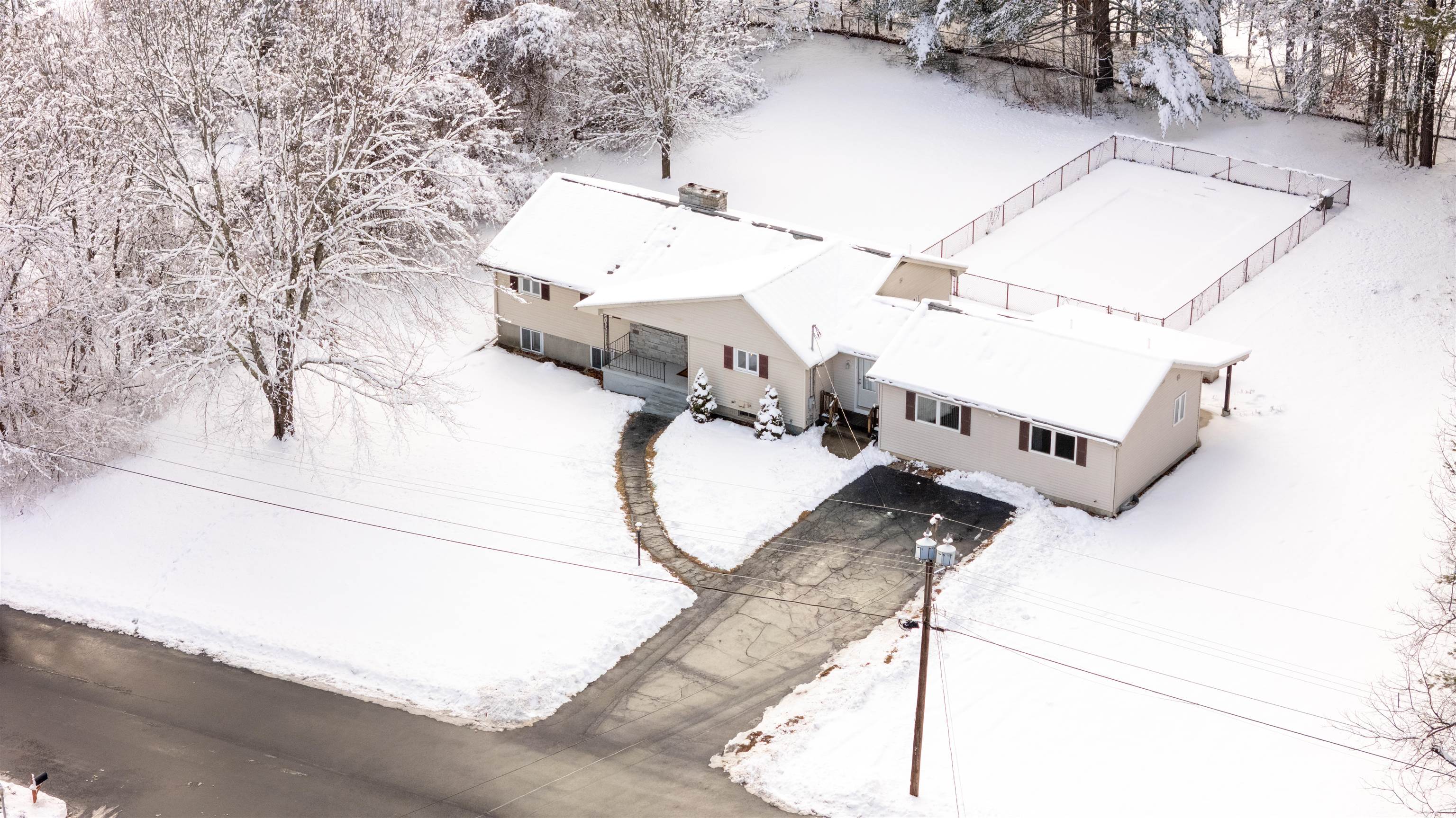 3 Woodbury Dr, Nashua, NH 03062