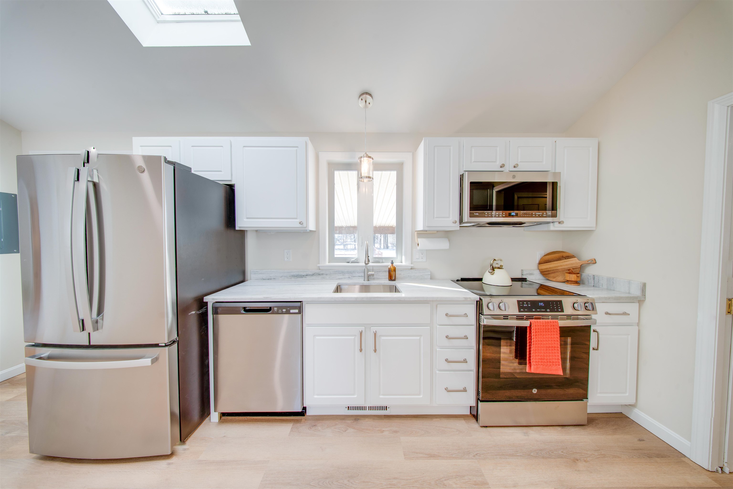 3 Woodbury Dr, Nashua, NH 03062