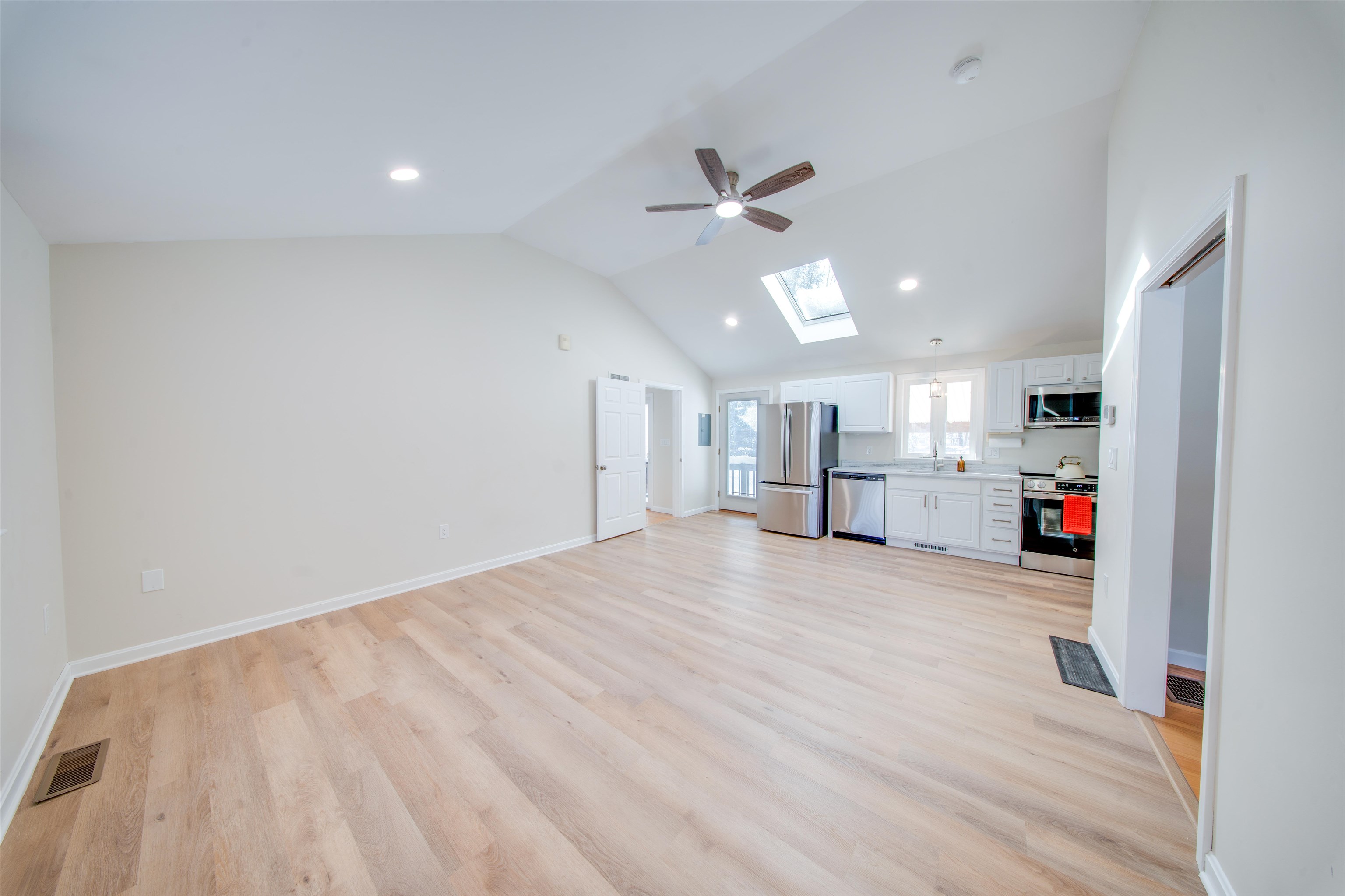 3 Woodbury Dr, Nashua, NH 03062