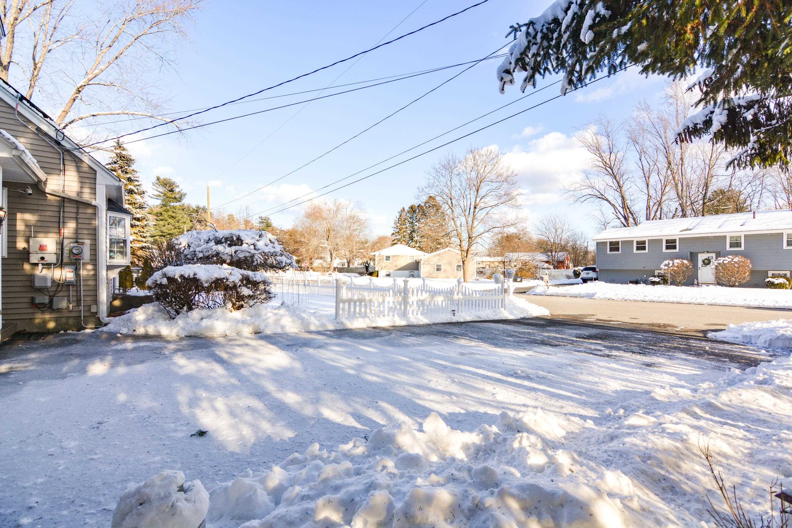 14 Millbrook Dr, Nashua, NH 03062