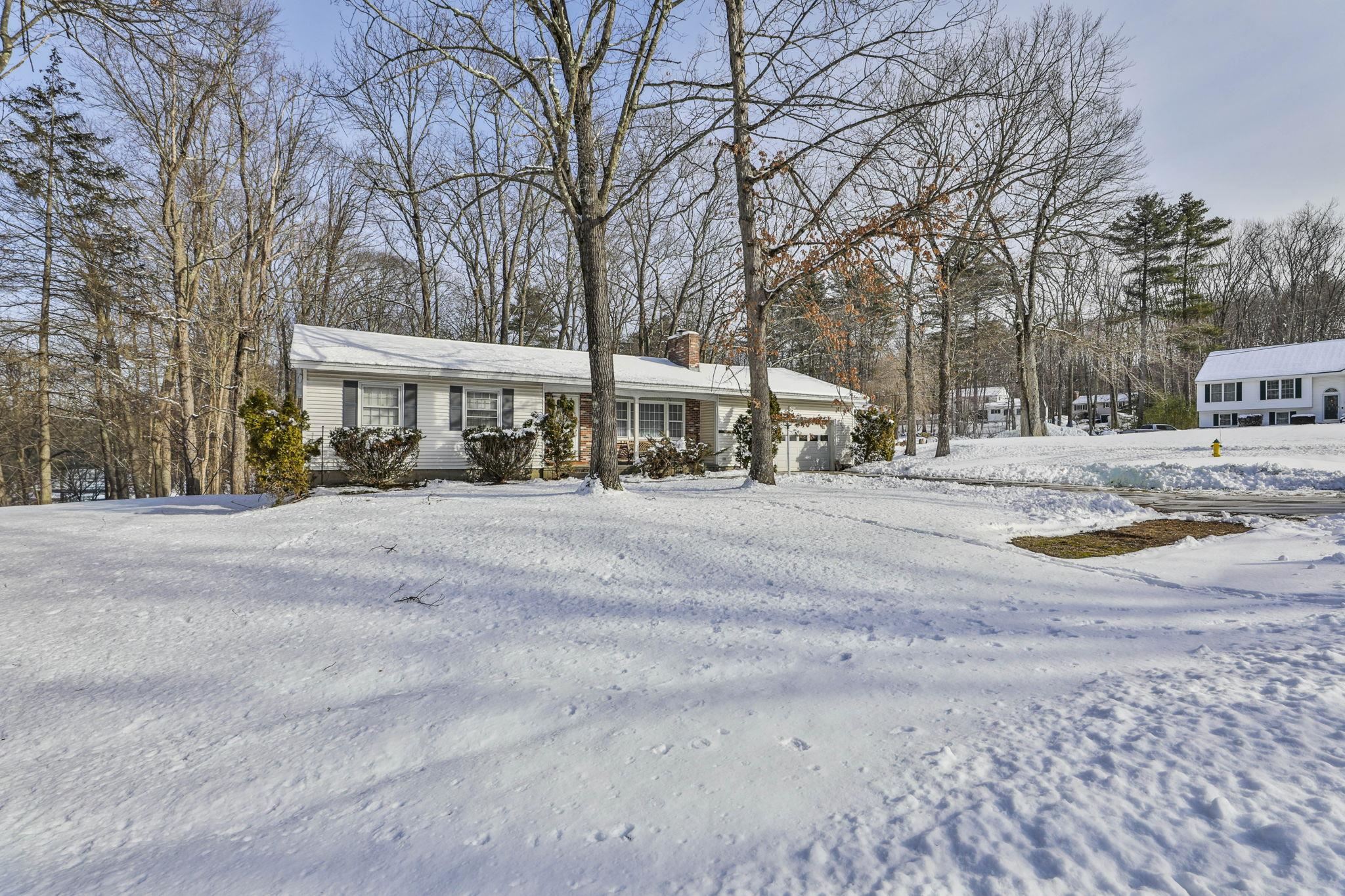 8 Prince Dr, Hudson, NH 03051