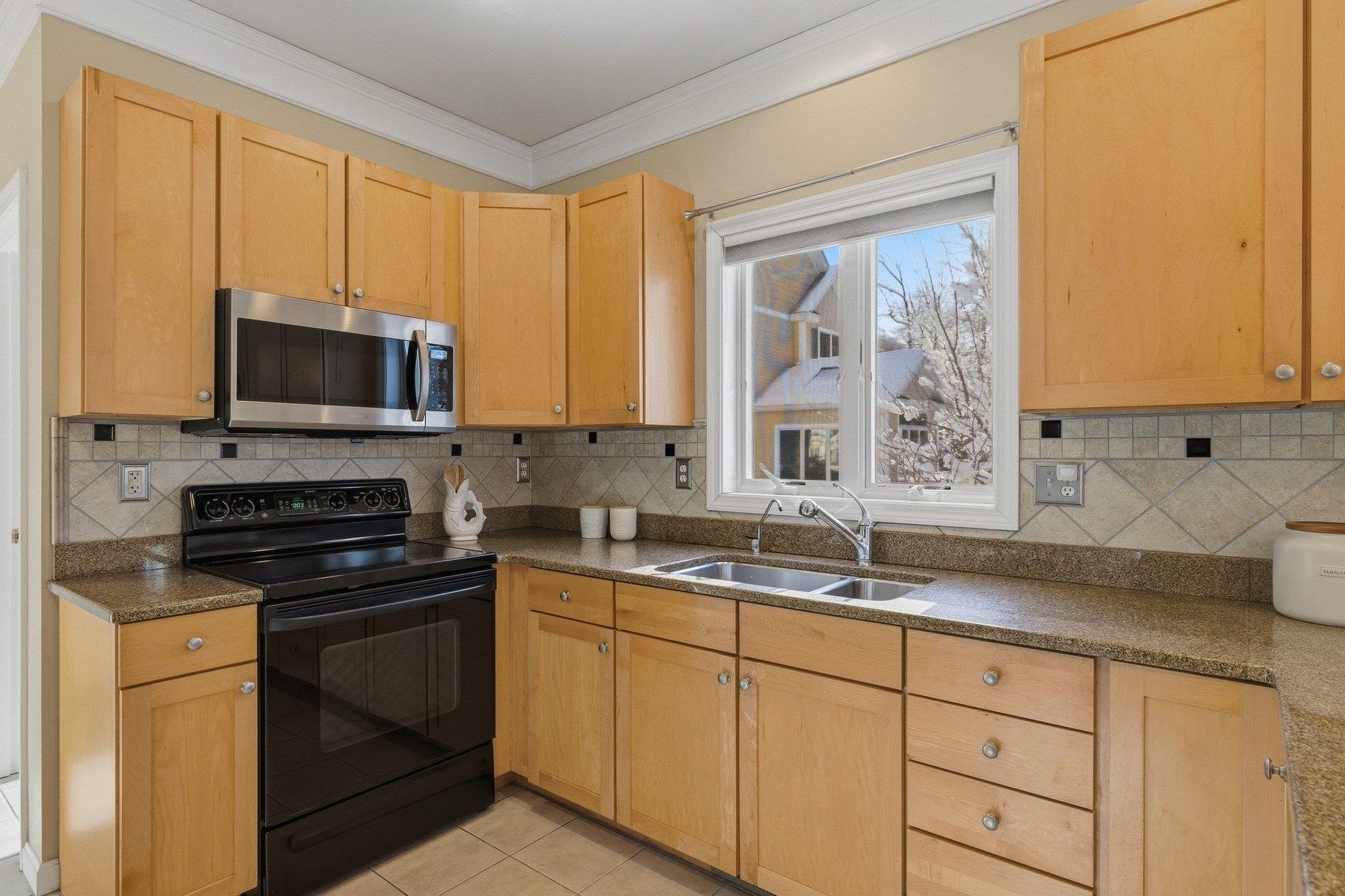 21 Parkman Brook Ln, Stratham, NH 03885