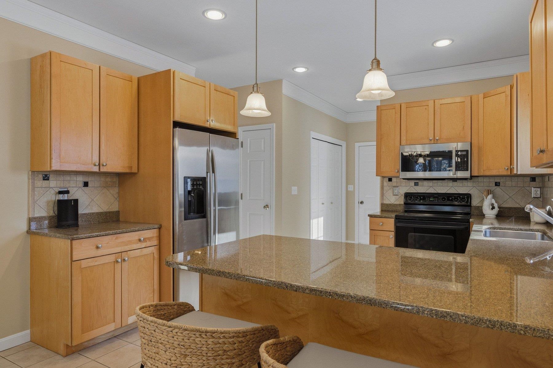 21 Parkman Brook Ln, Stratham, NH 03885