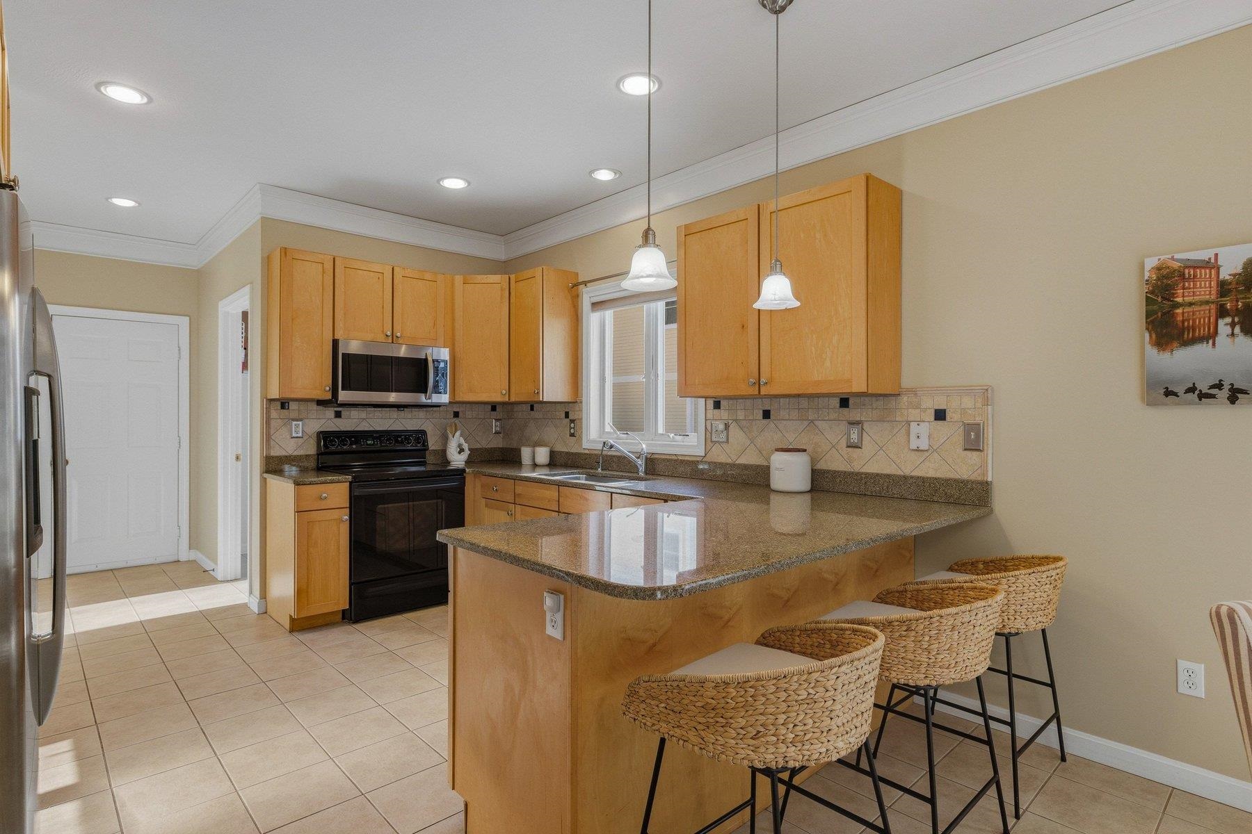 21 Parkman Brook Ln, Stratham, NH 03885