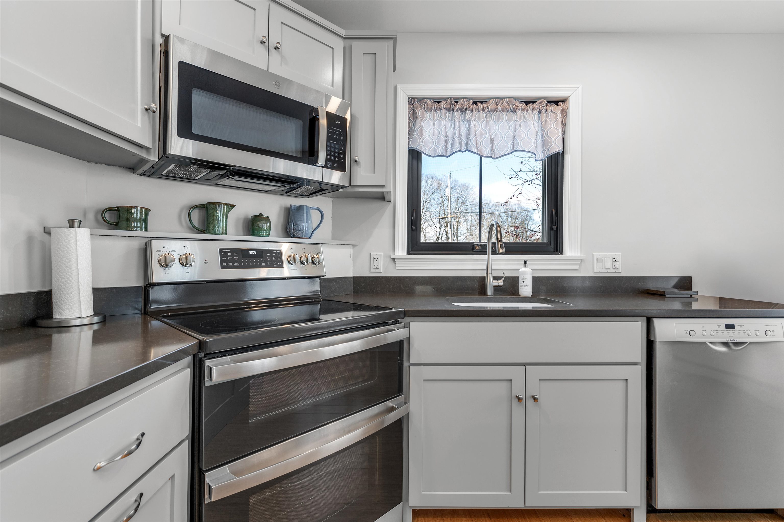 34 Pleasant St, Lyme, NH 03768