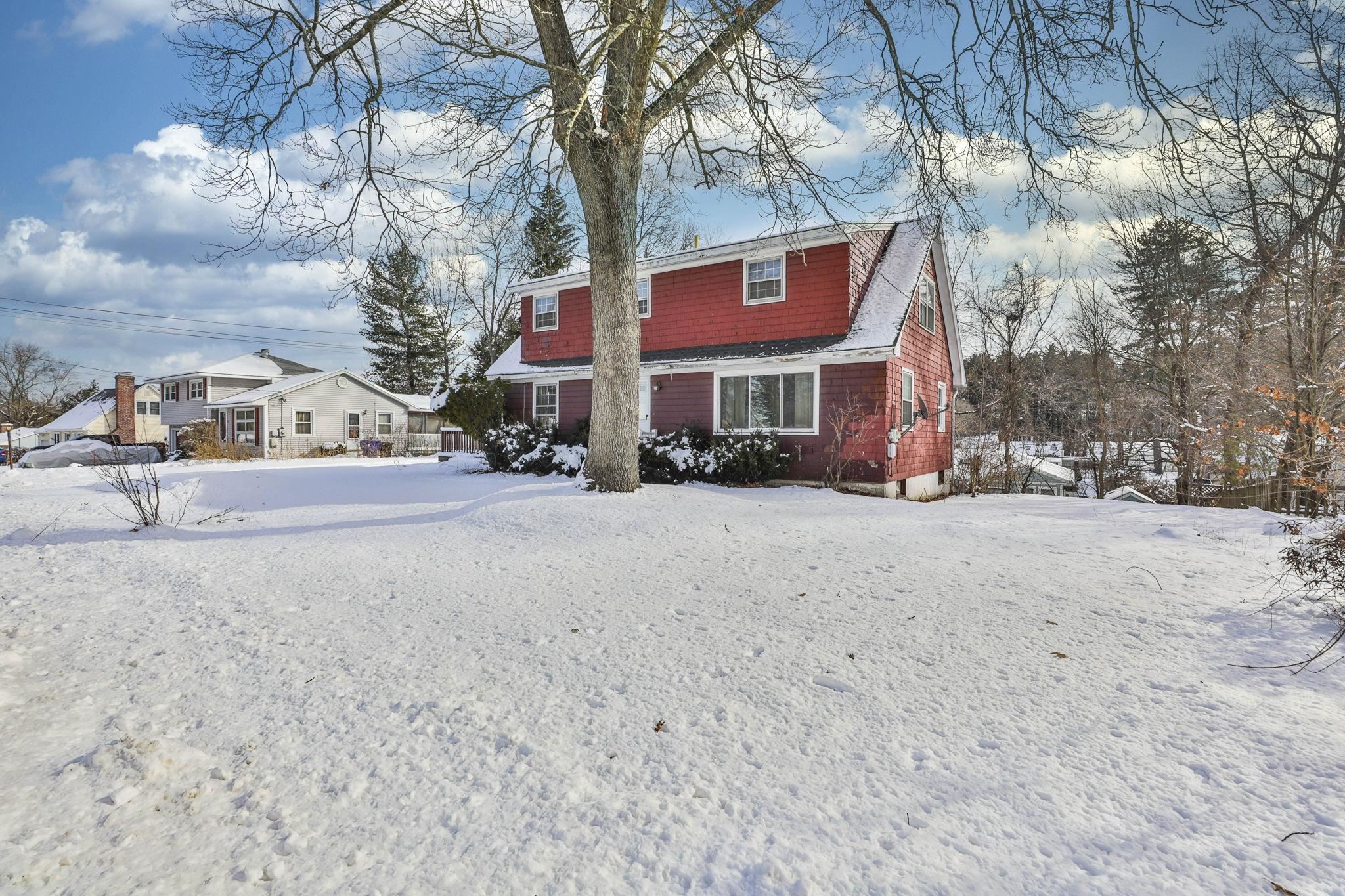 12 Hemlock St, Hudson, NH 03051