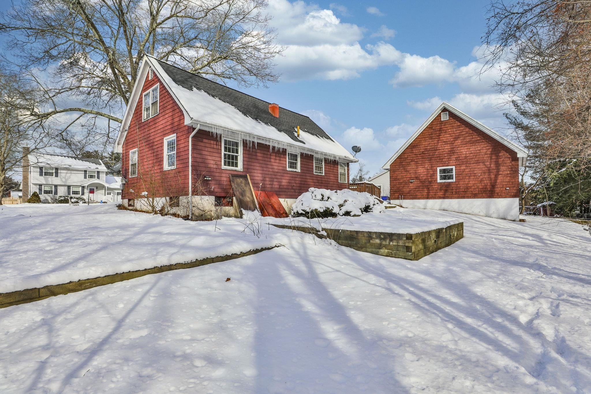 12 Hemlock St, Hudson, NH 03051