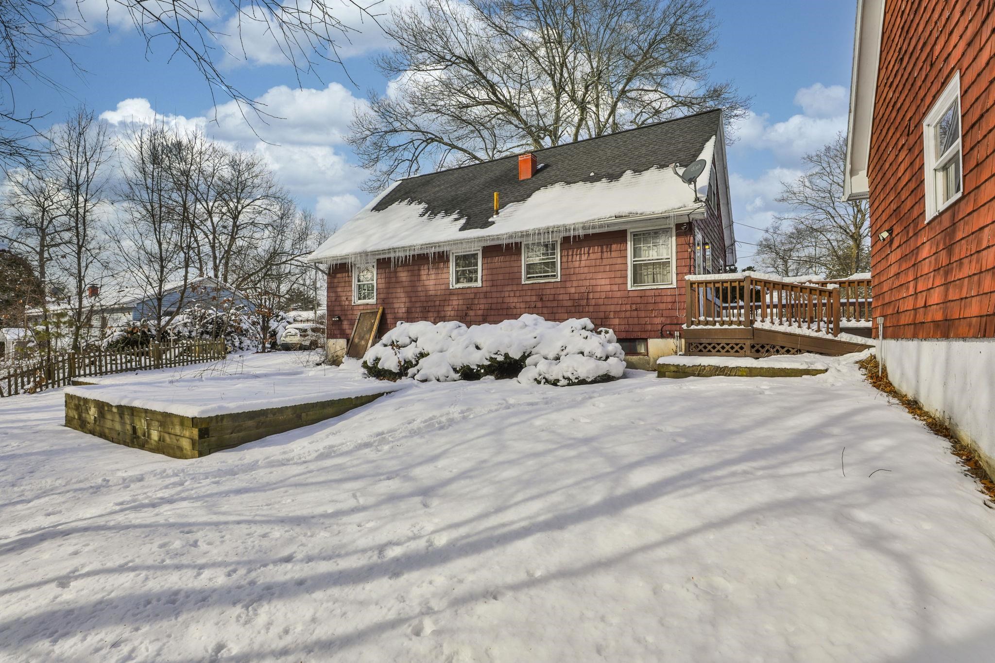 12 Hemlock St, Hudson, NH 03051