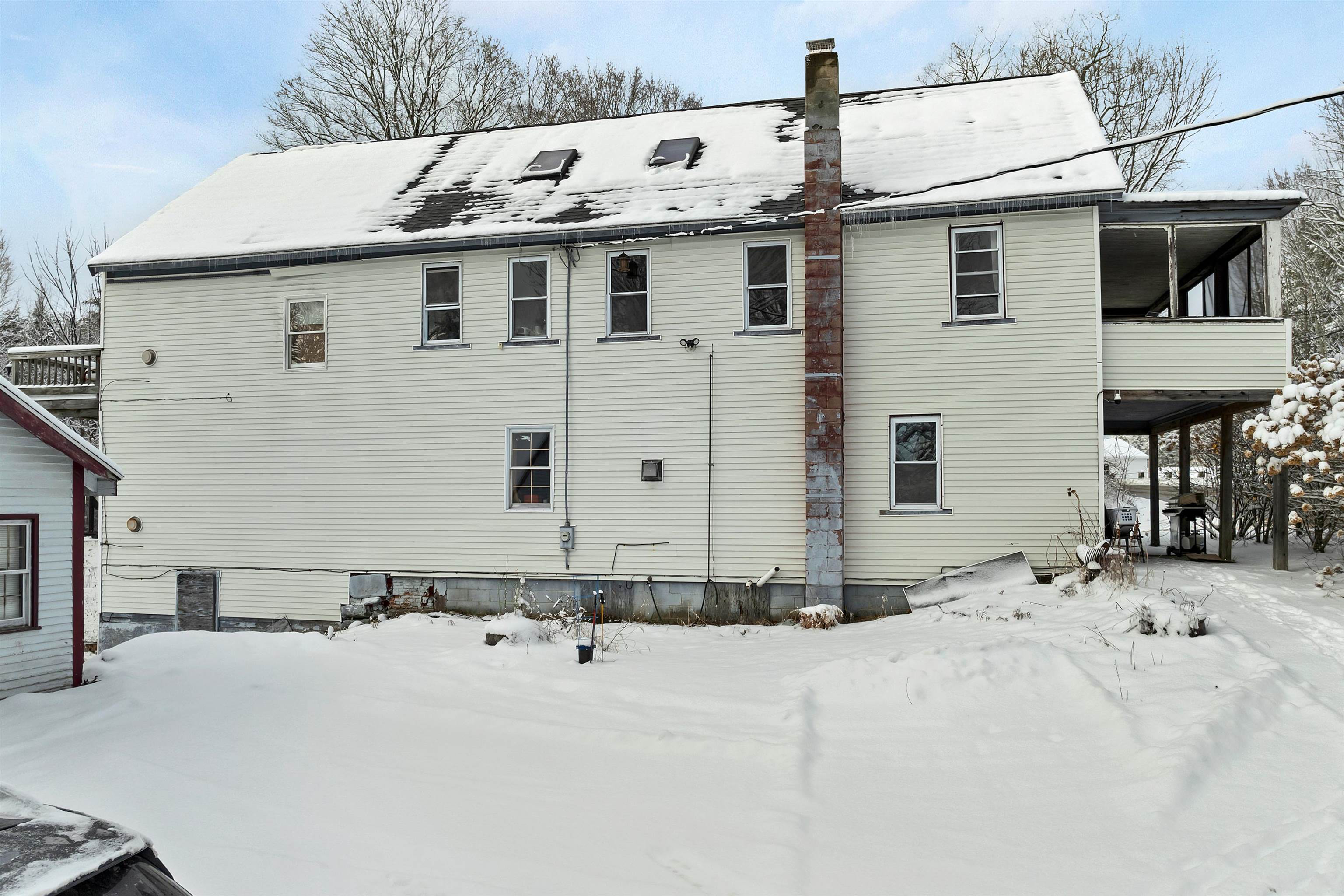 11 White Plains Rd, Webster, NH 03303