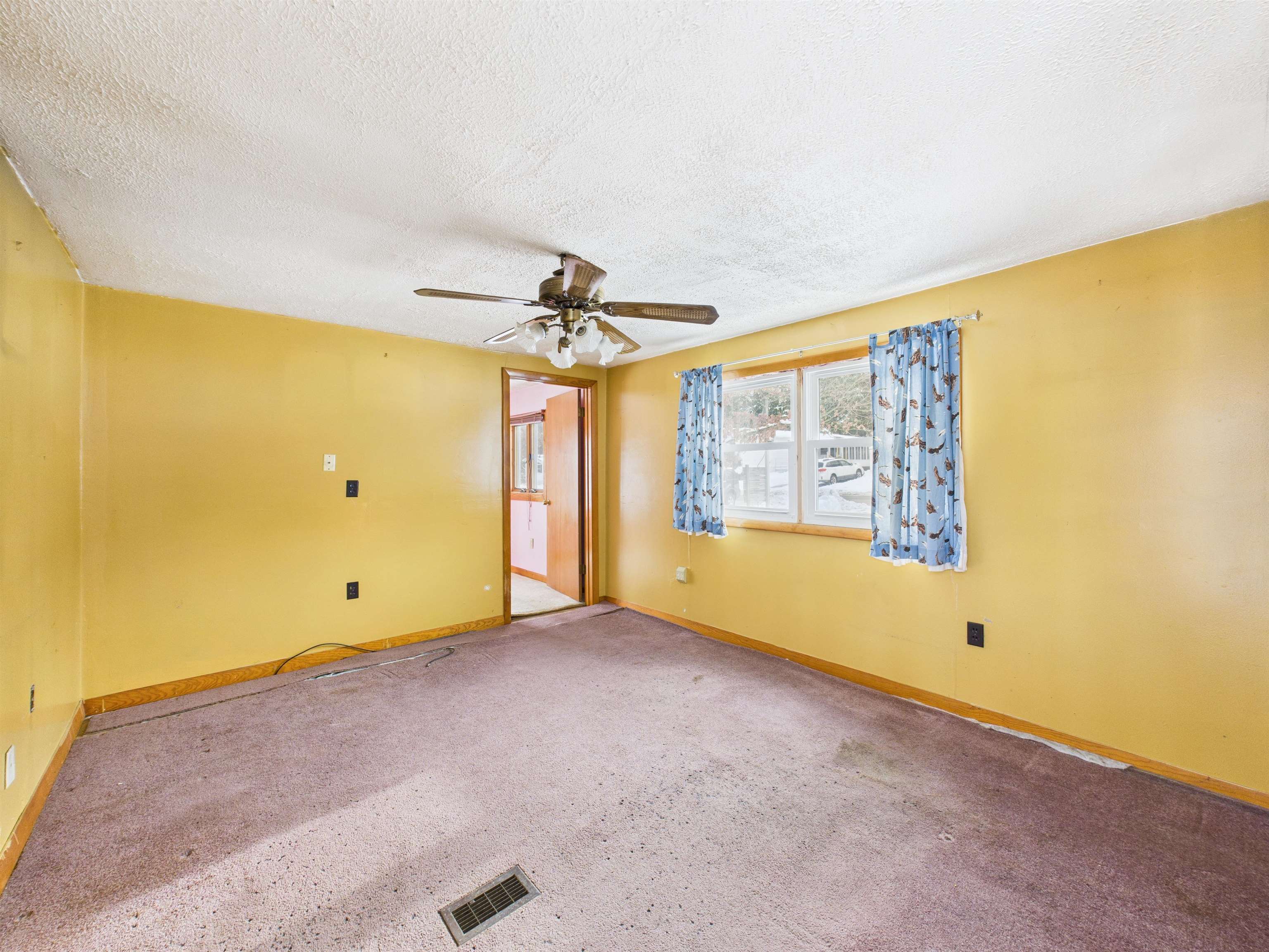 97 Lat Ln, Swanzey, NH 03446