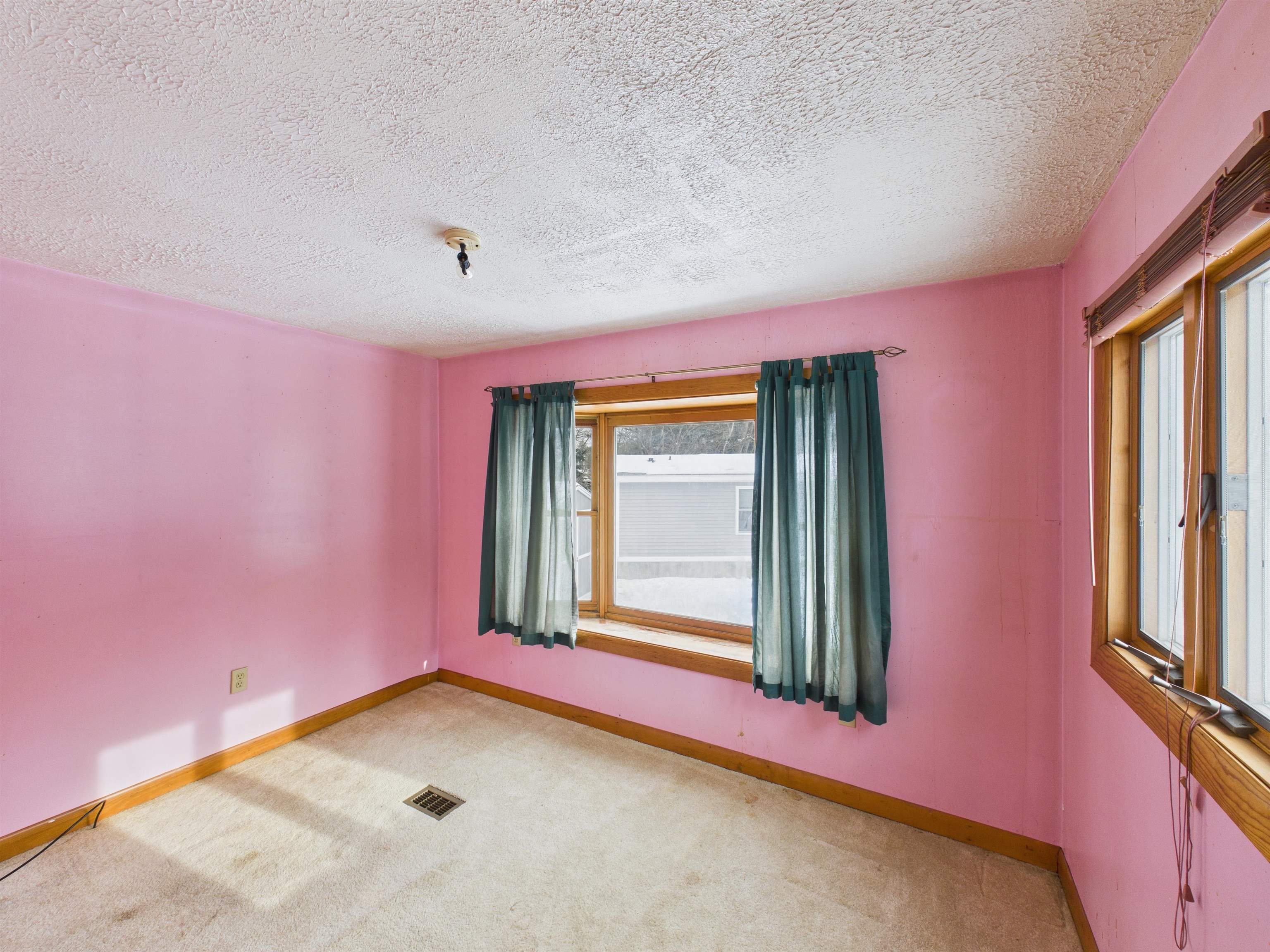 97 Lat Ln, Swanzey, NH 03446