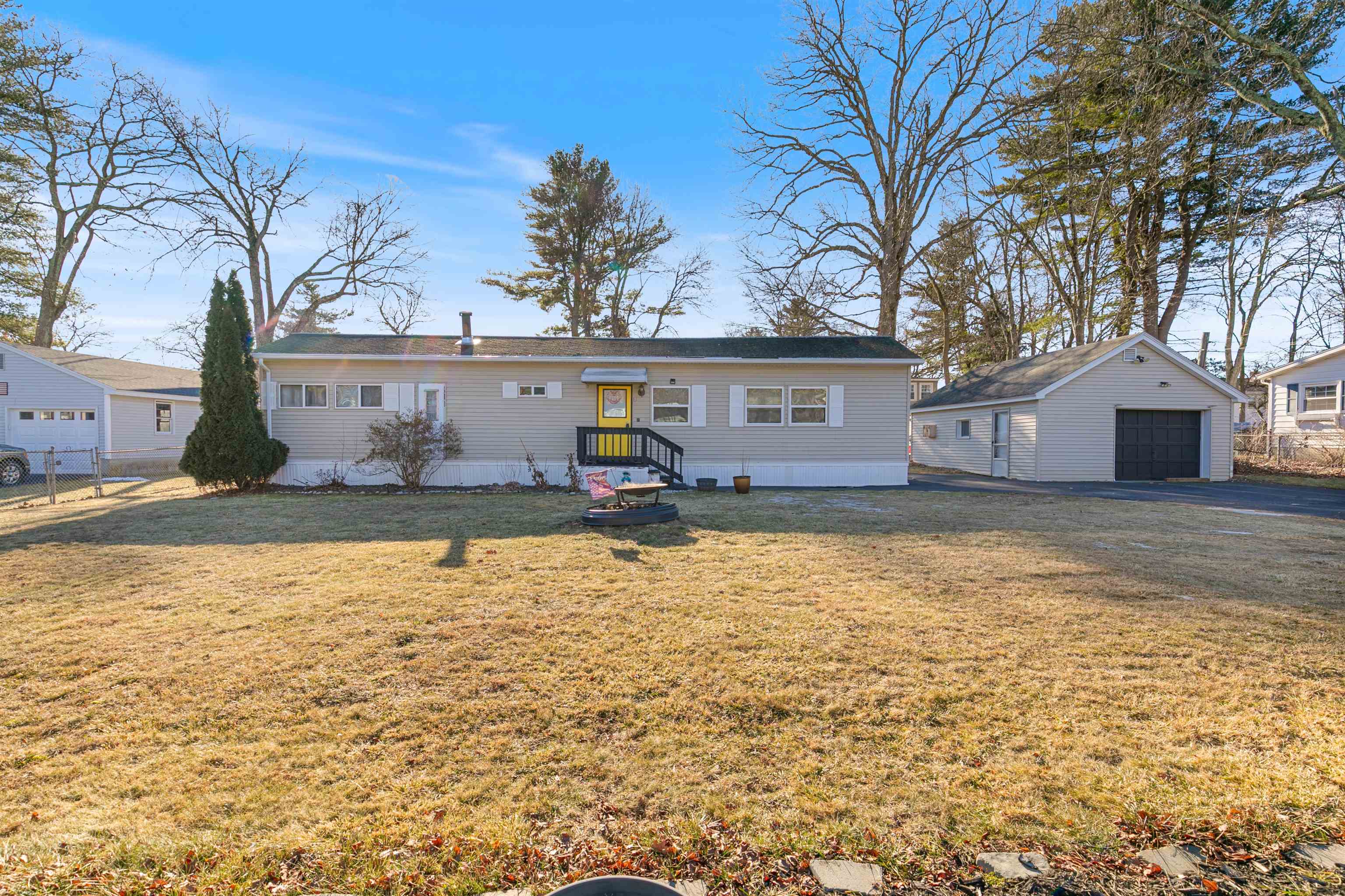 8 Gardner Ave, Salem, NH 03079