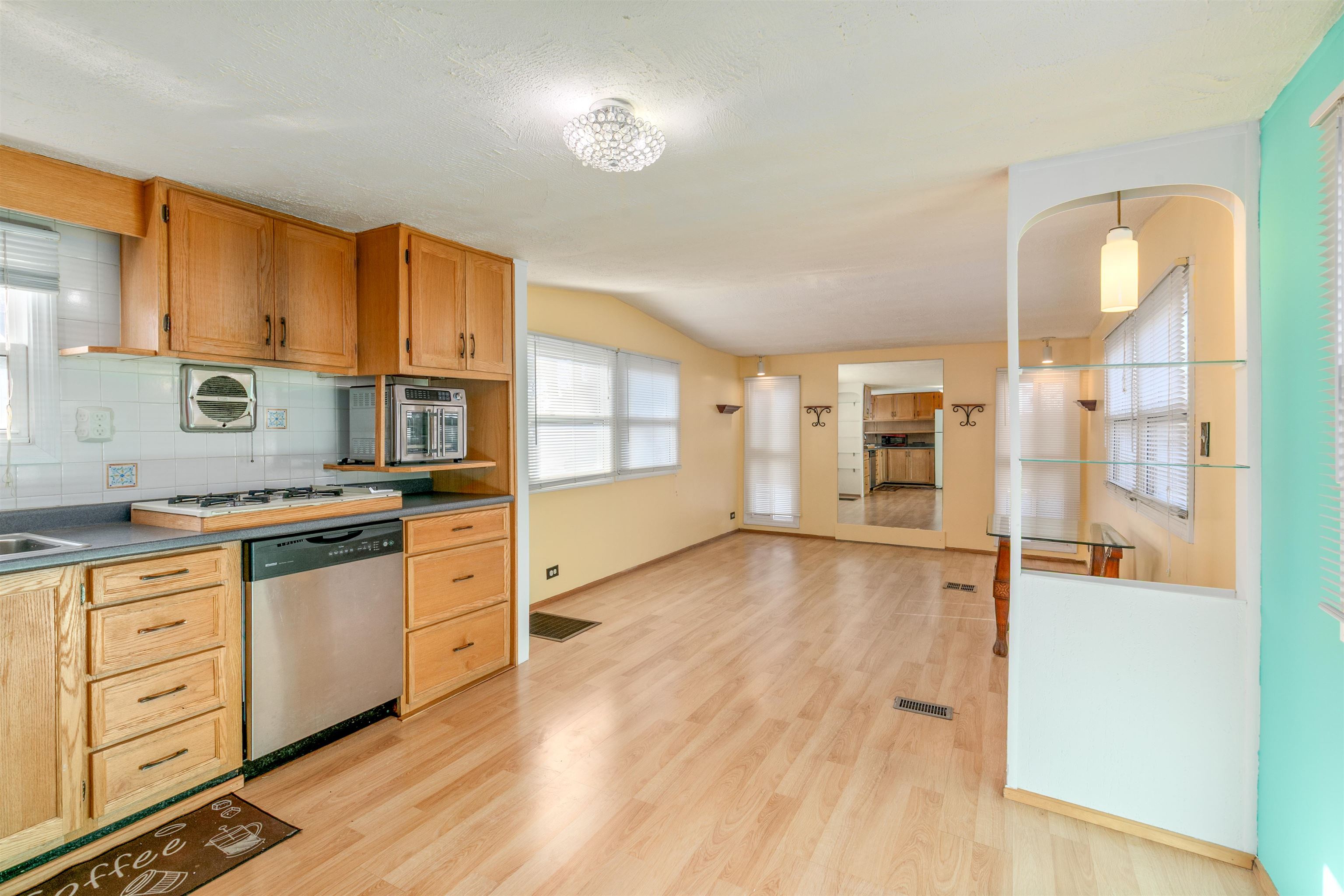 8 Gardner Ave, Salem, NH 03079