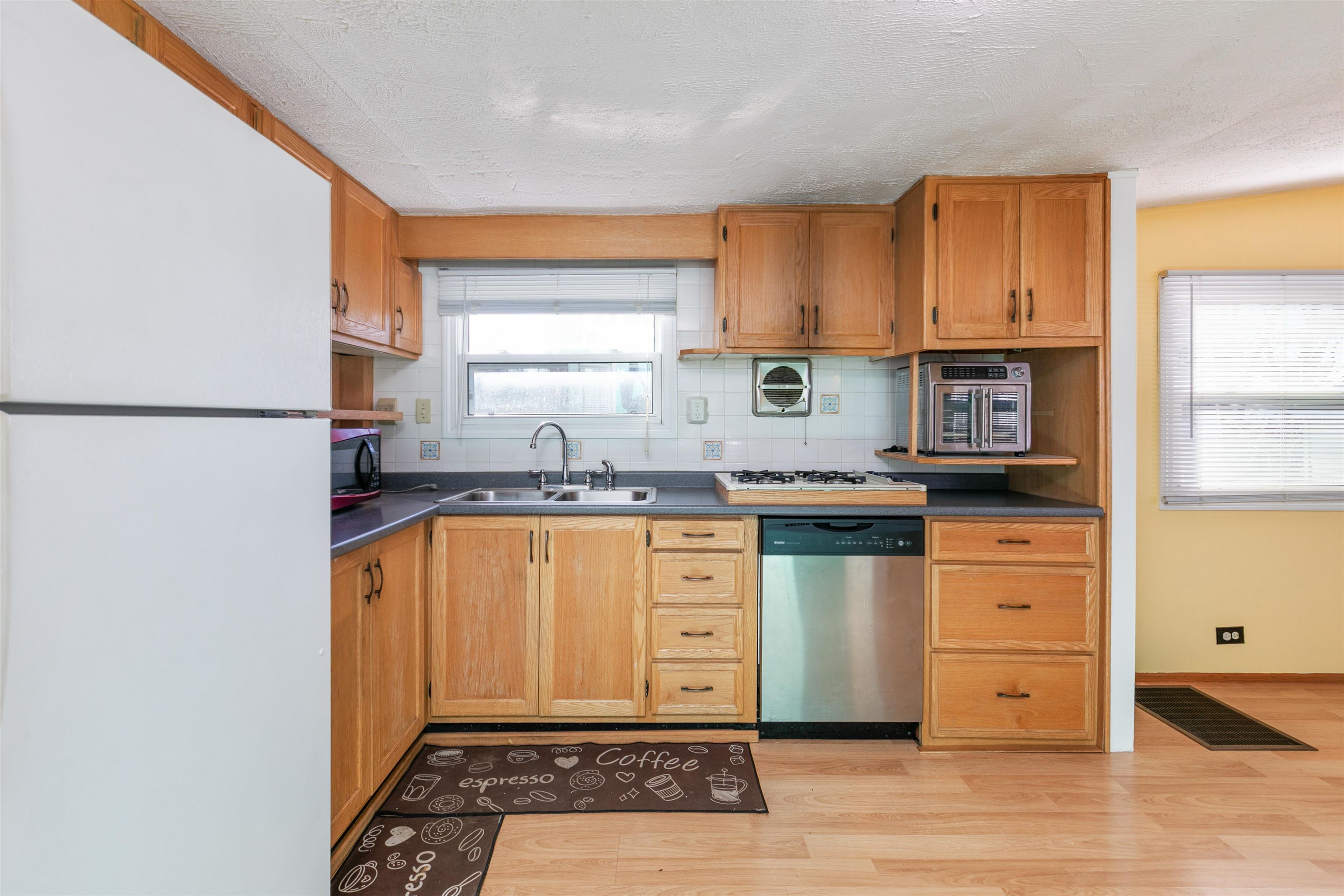 8 Gardner Ave, Salem, NH 03079