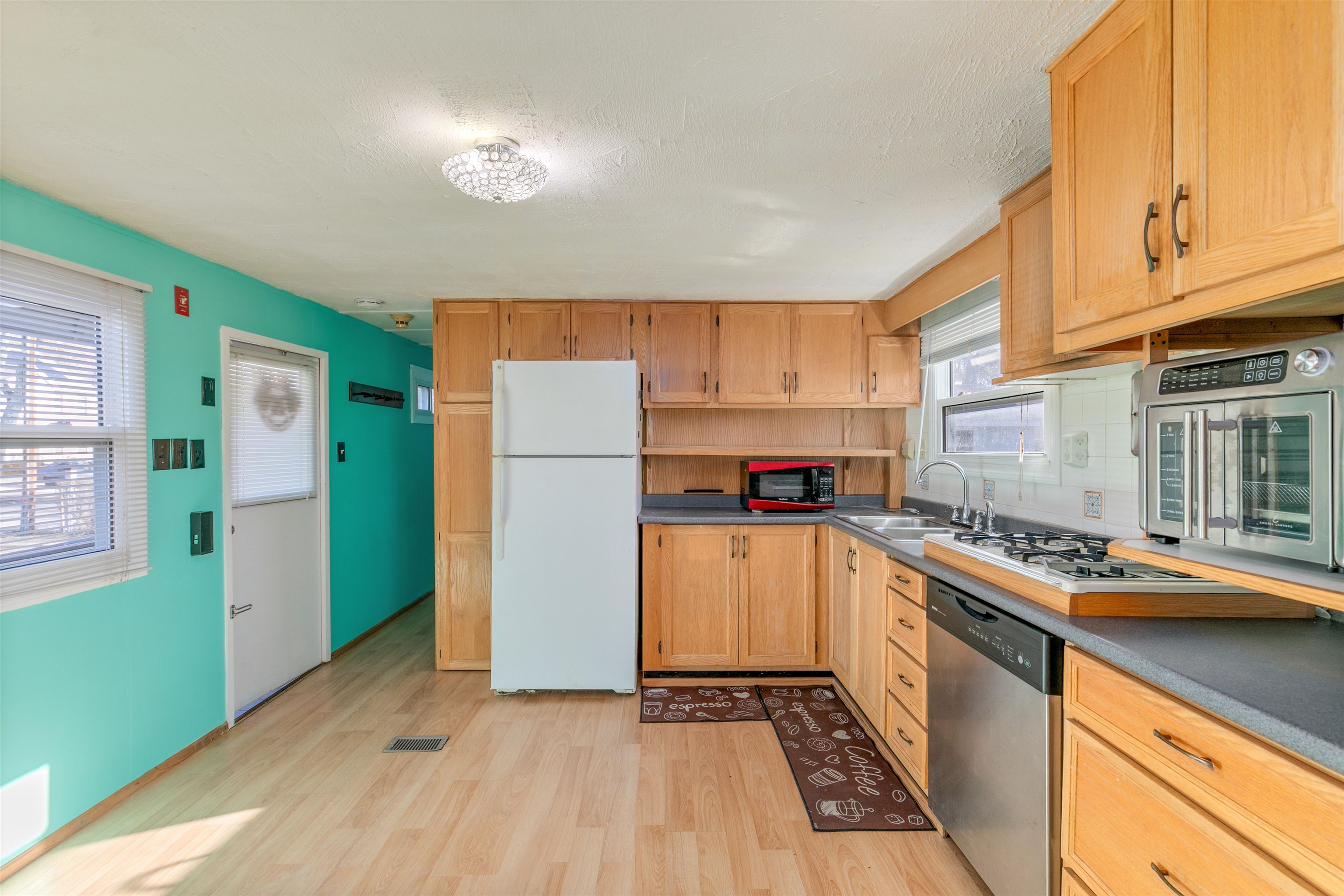 8 Gardner Ave, Salem, NH 03079