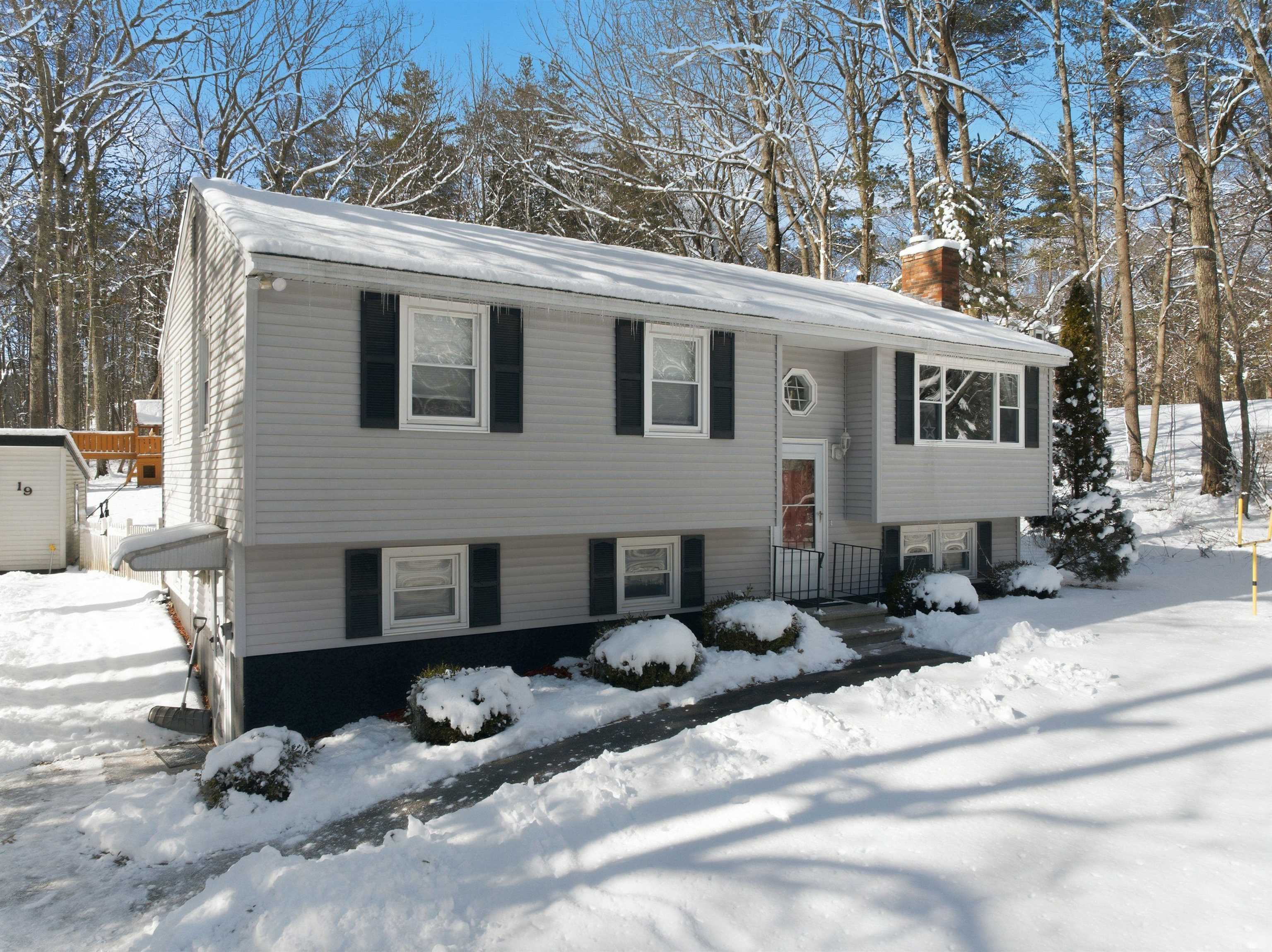 19 Sherwood Rd, Londonderry, NH 03053