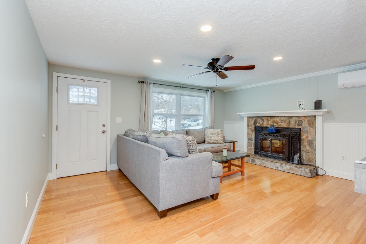 9 Pleasant View Dr, Hooksett, NH 03106