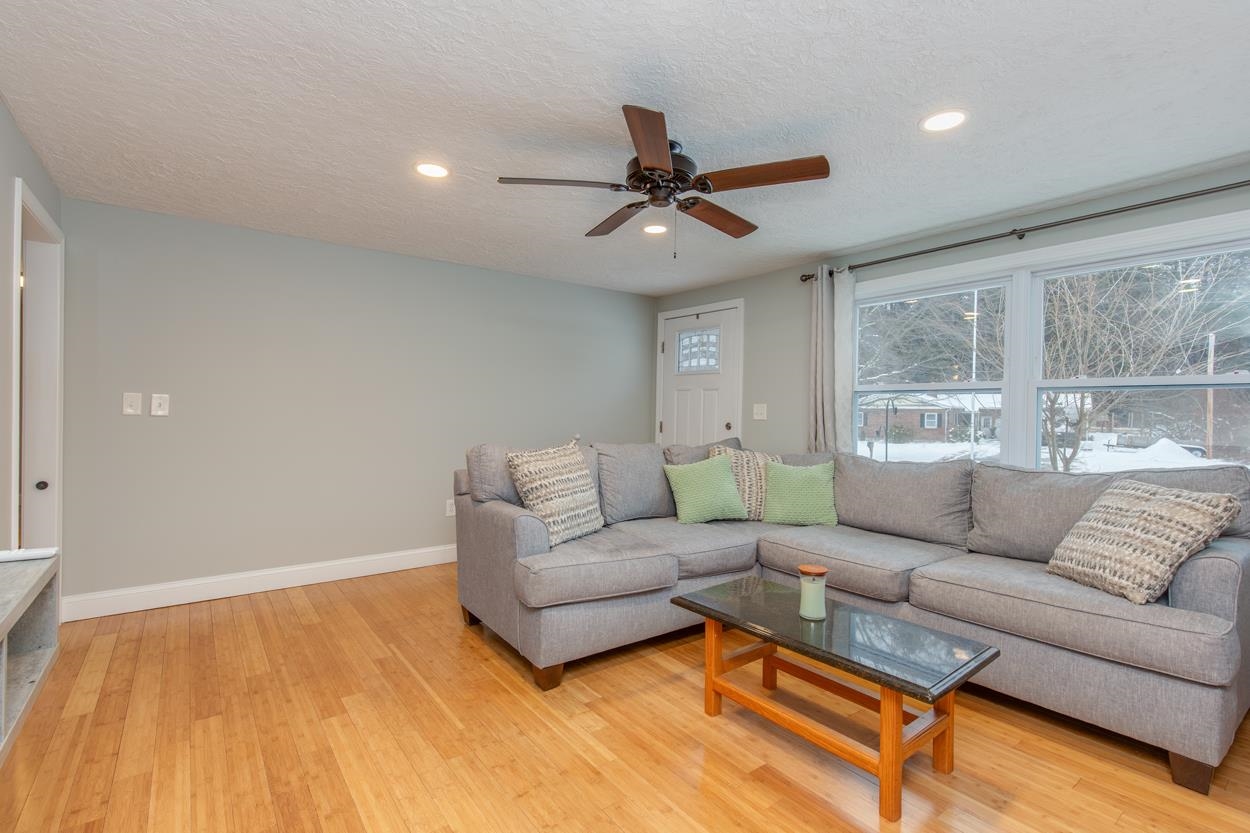 9 Pleasant View Dr, Hooksett, NH 03106