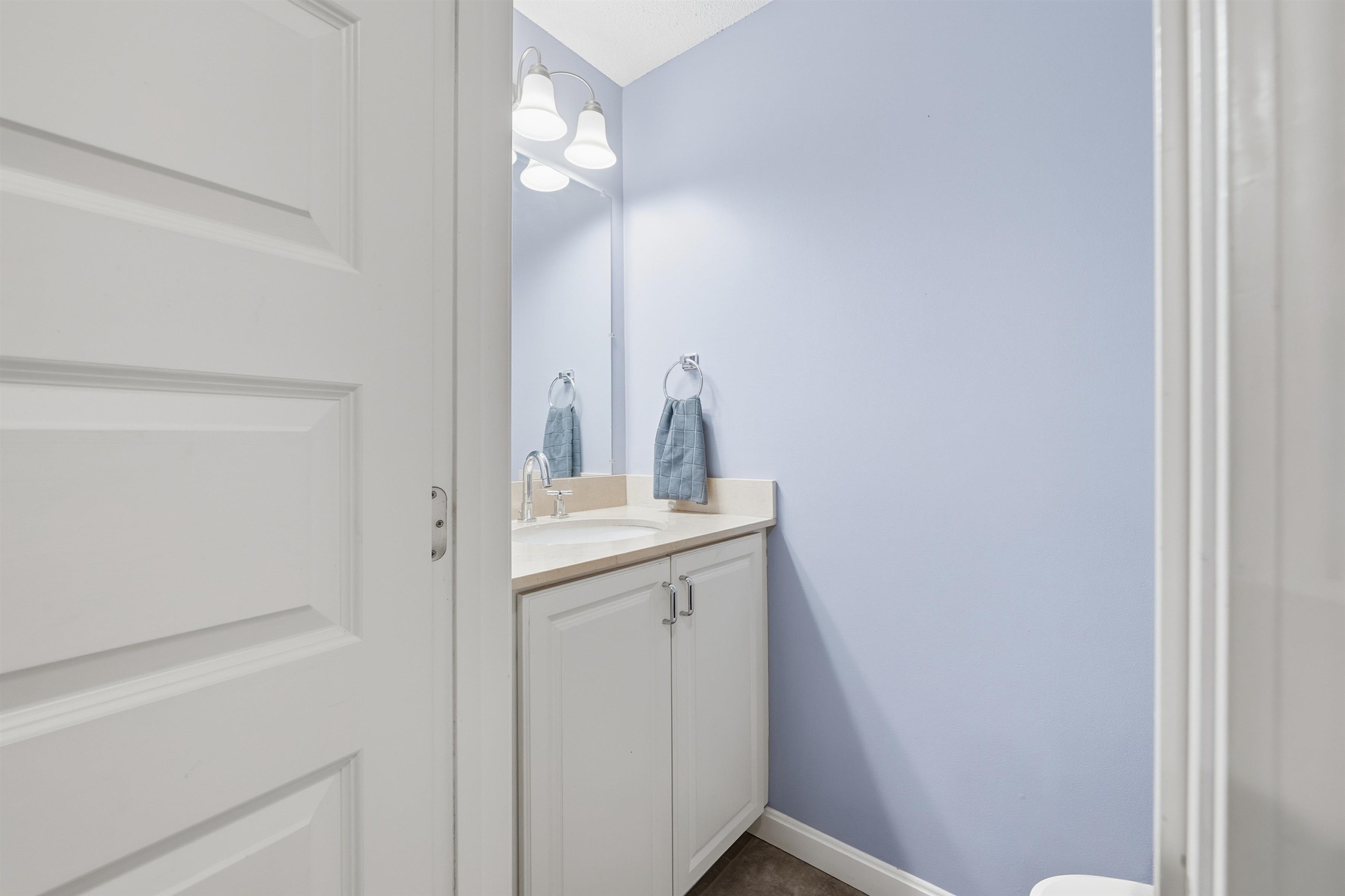 804 Elmwood Dr, Hudson, NH 03051