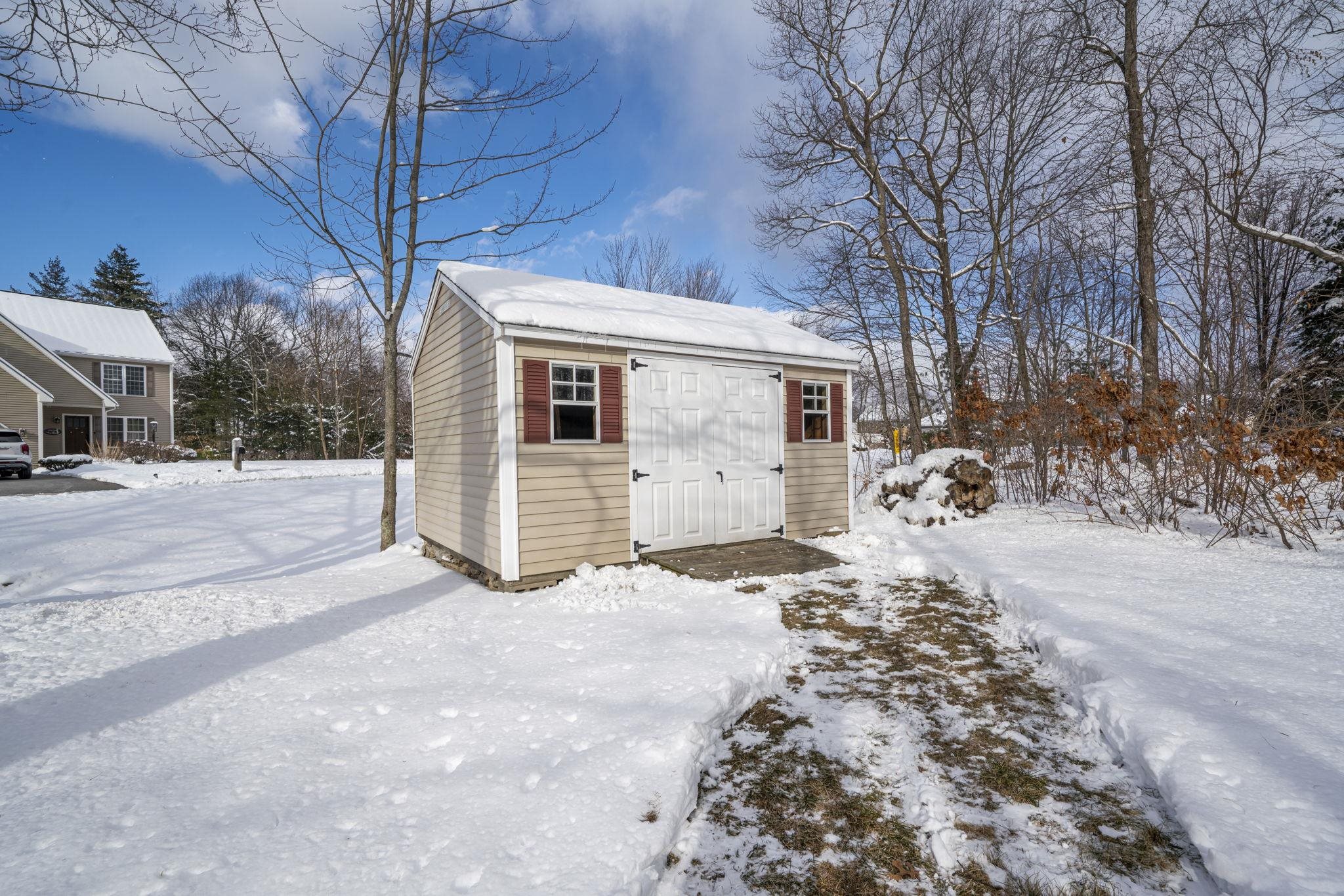 5 Thistle Ln, Hooksett, NH 03106